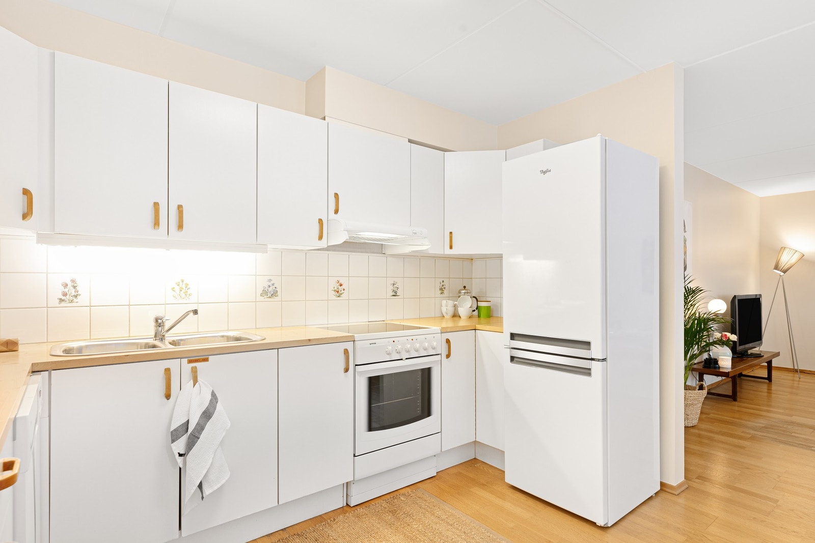 En varmtvannstank på ca. 115 liter produsert i 1995 står plassert i benkeskap på kjøkken. Galleribilde