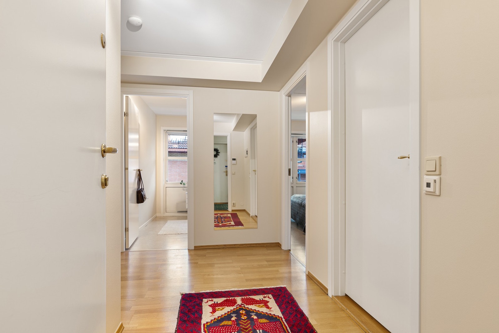 Entré/gang med adkomst til bad og leilighetens to soverom. Galleribilde