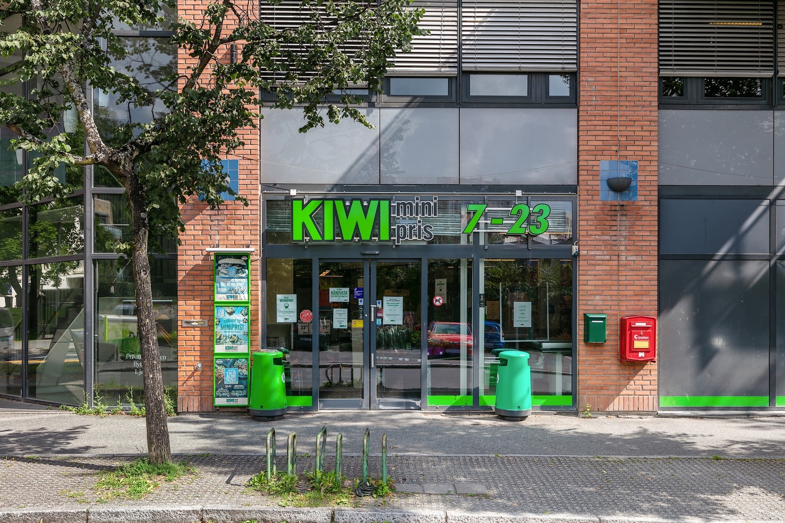Ved stasjonsområdet finner du både Kiwi, bakeri, optiker, frisør, dyreklinikk og butikker innen blomster, interiør og mote. Galleribilde