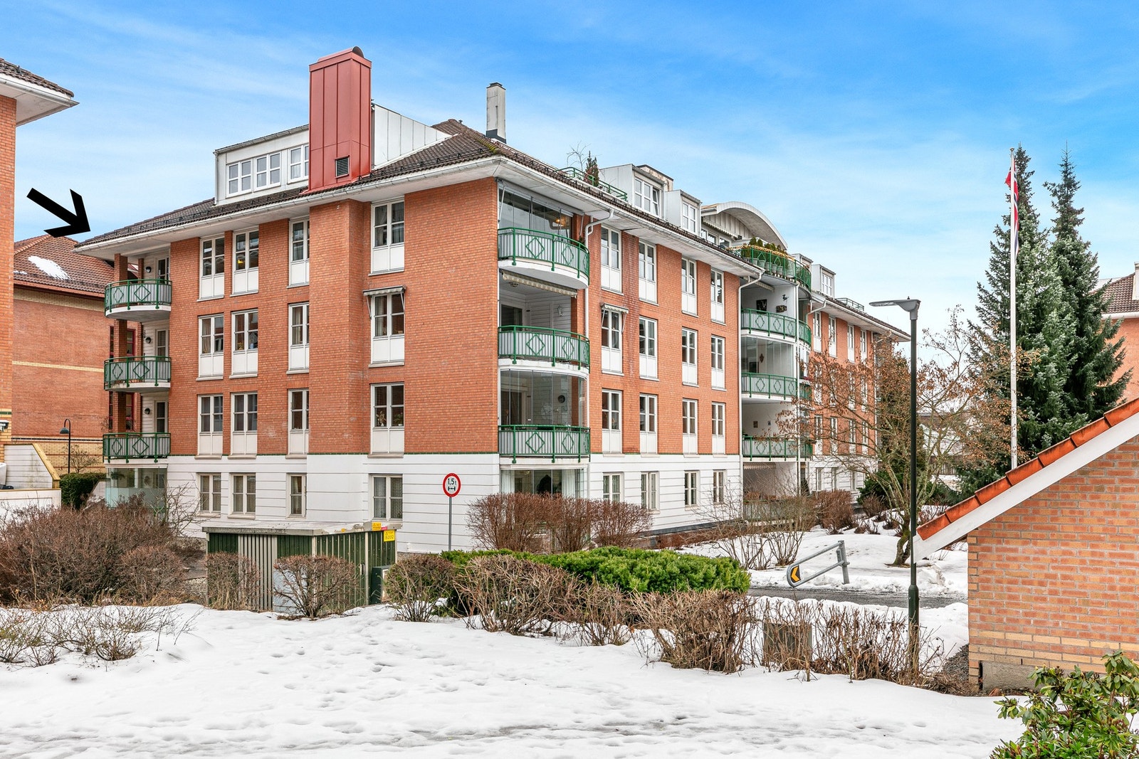 Den aktuelle boligen inngår i et hyggelig og velholdt bomiljø omgitt av parkområde og skogholt. Galleribilde
