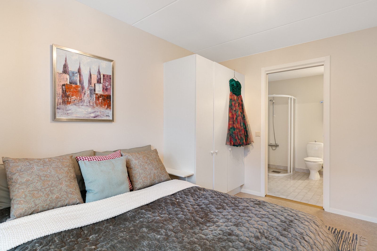 Hovedsoverom har skyvedørsadkomst til bad. Galleribilde