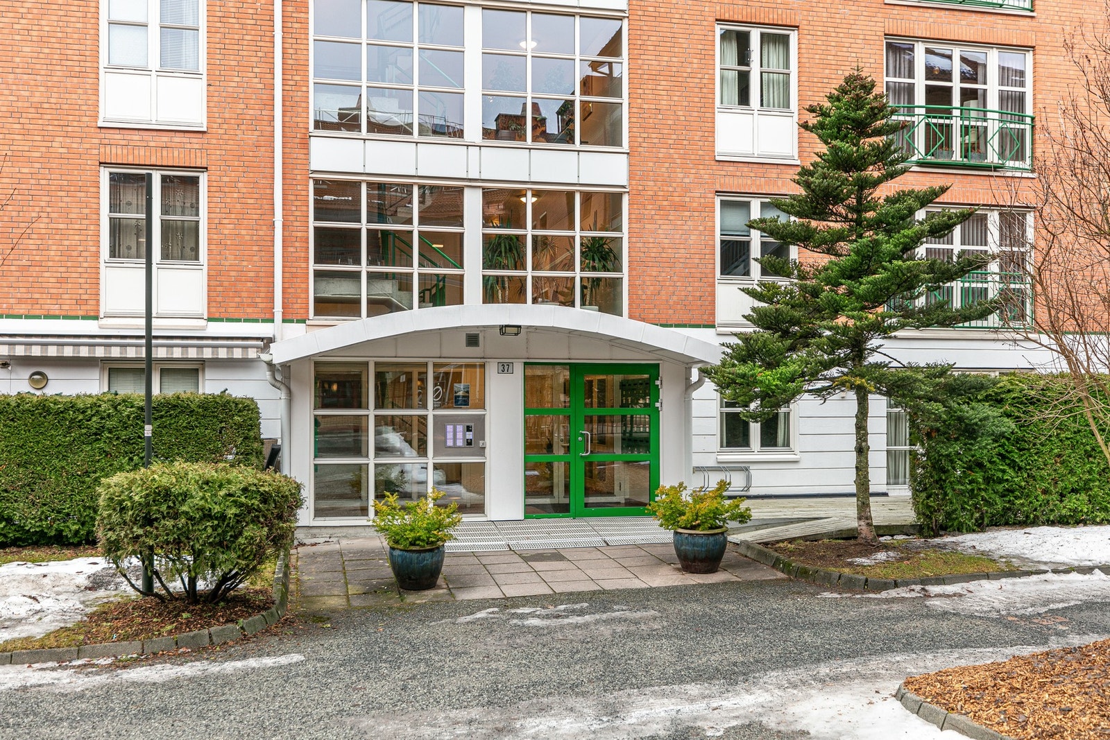 Det er felles inngangsparti med heisadkomst til leiligheten i 4. etasje. Galleribilde