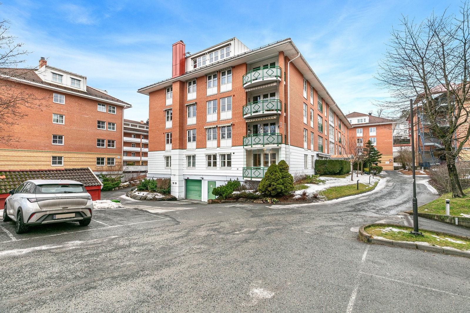 Det er felles garasjekjeller og gjestparkering i sameiet. Galleribilde