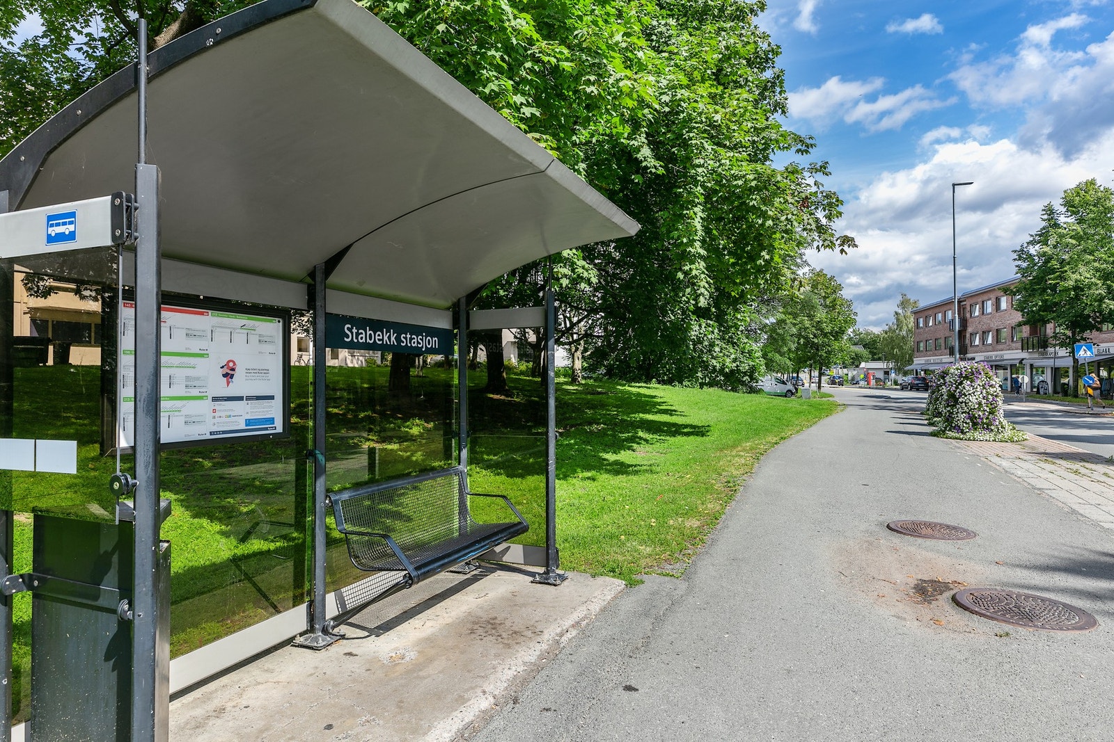 Få meter til bussavganger til Oslo via Bærums verk, og Fornebu via Bekkestua. Galleribilde