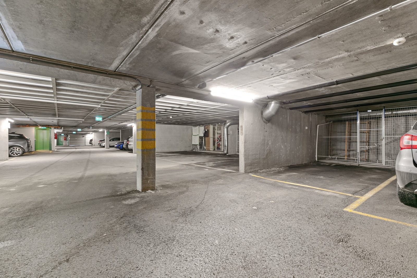 Med boligen følger en p-plass og nettingbod på 4 m² i felles garasjekjeller. Galleribilde