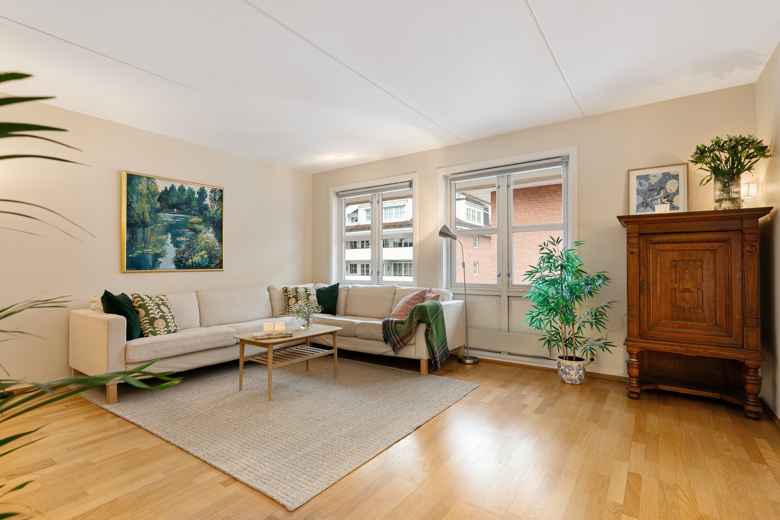 Boligen har store vindusflater som slipper inn rikelig med naturlig lys. Galleribilde