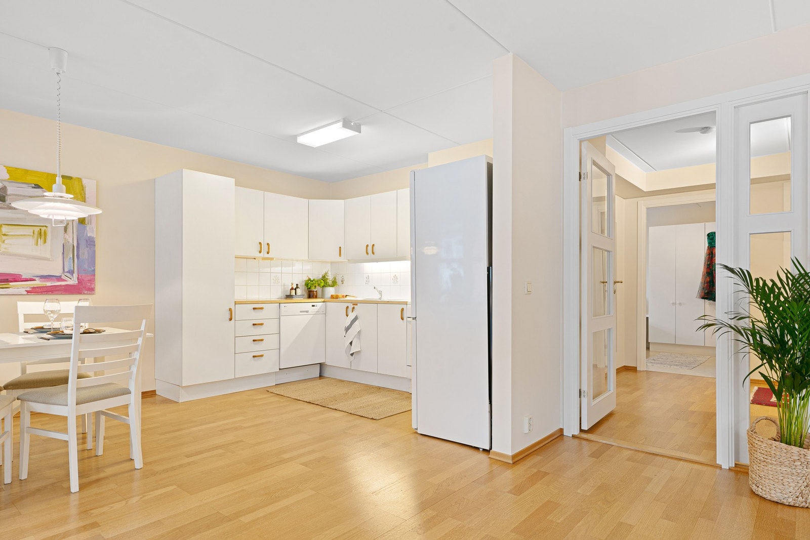 Kjøkken/stue med adkomst fra entré. Galleribilde