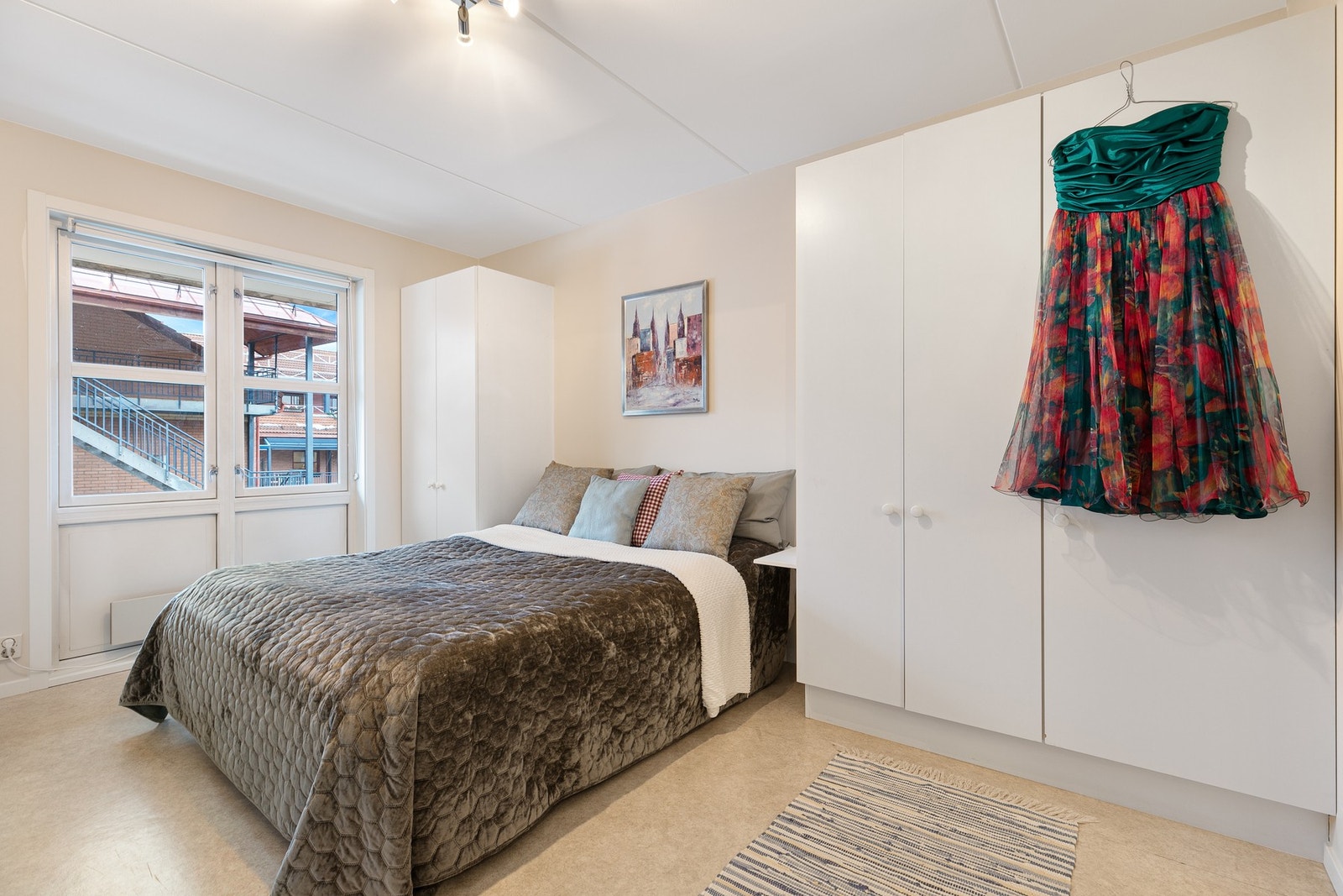 Hovedsoverommet har fin størrelse, med plass for gode garderobeløsninger og en romslig dobbeltseng. Galleribilde