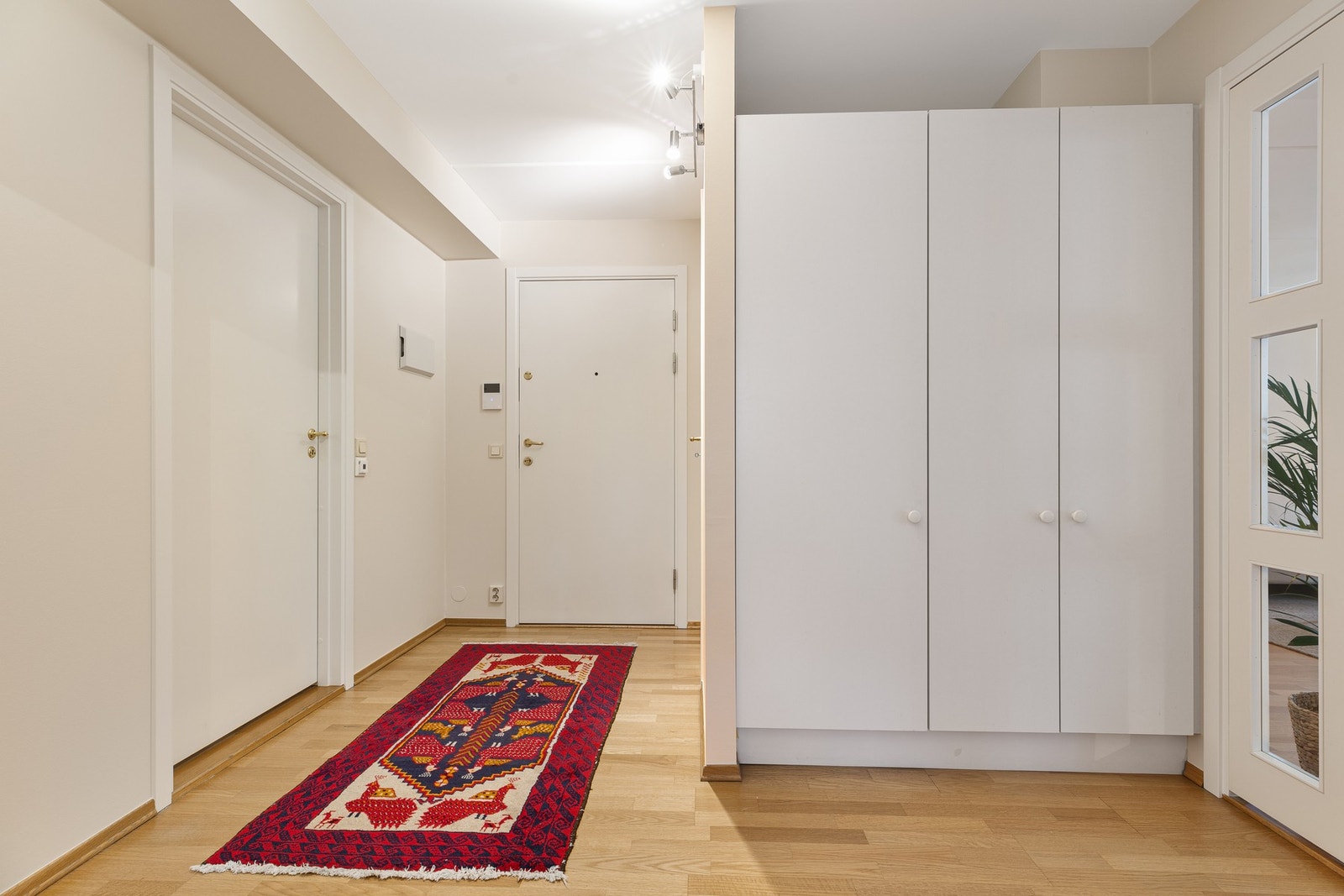 Entréen har plass for klesoppheng og et garderobeskap i nisje. Galleribilde