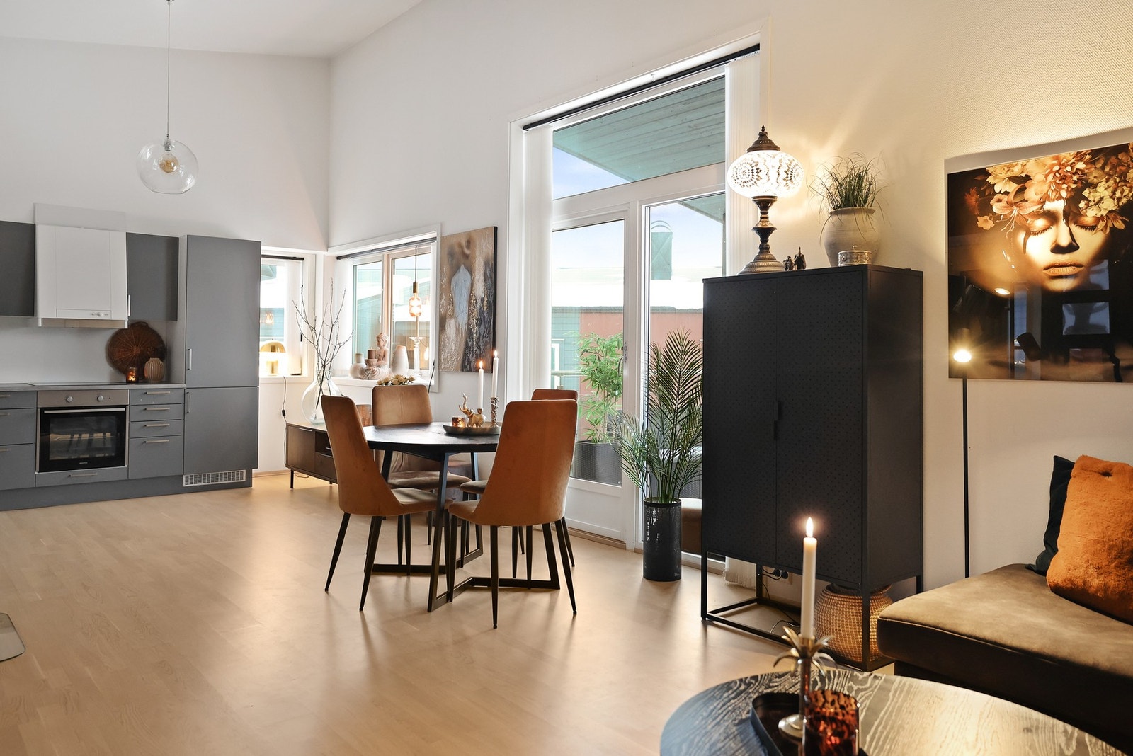 Stue mot kjøkken Galleribilde