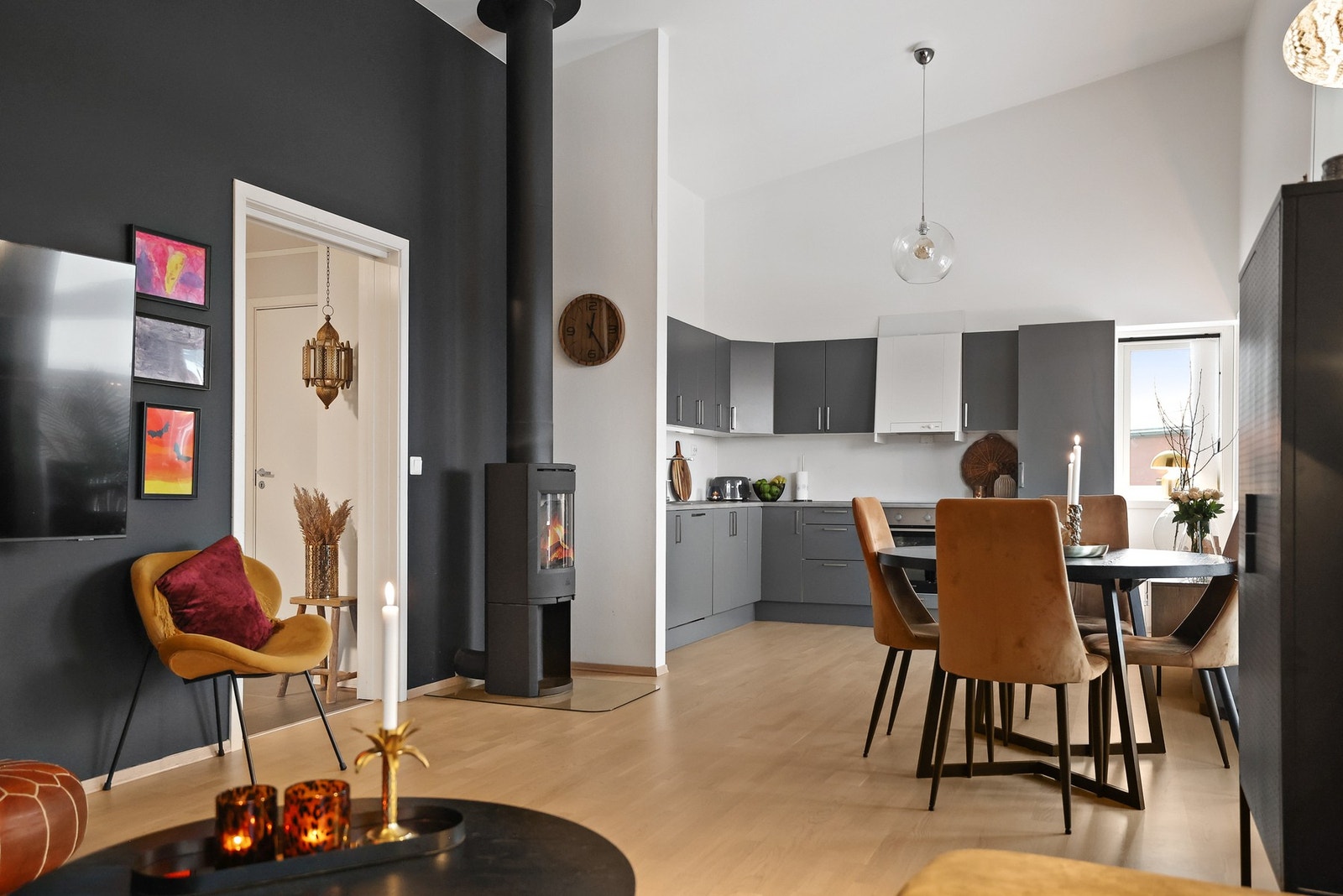 Stue mot kjøkken Galleribilde