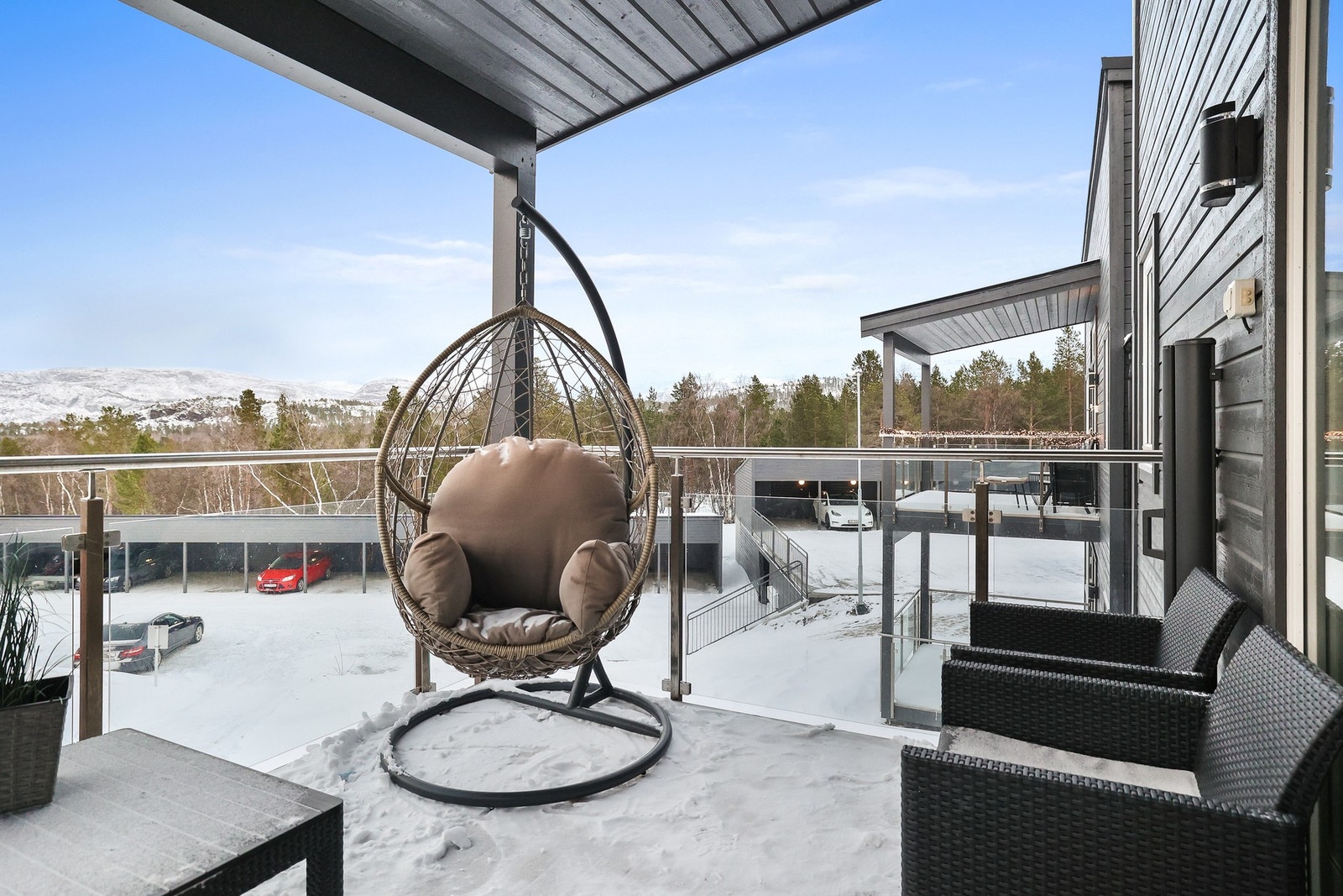 Boligen har balkong på begge sider av bygget Galleribilde