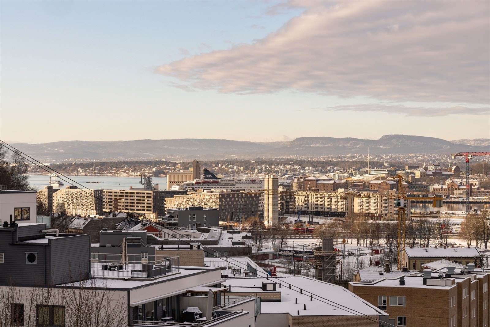 Balkongen ligger høyt og luftig med hyggelig utsikt utover byen. Galleribilde