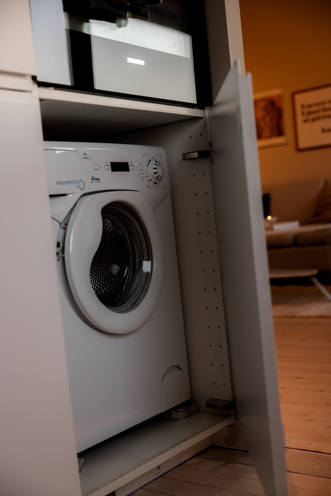 Praktisk løsning for vaskemaskinen i kjøkkeninnredningen. Galleribilde