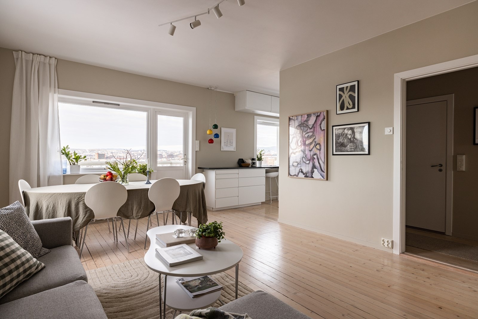 Det er god plass til et stort spisebord i rommet. Galleribilde