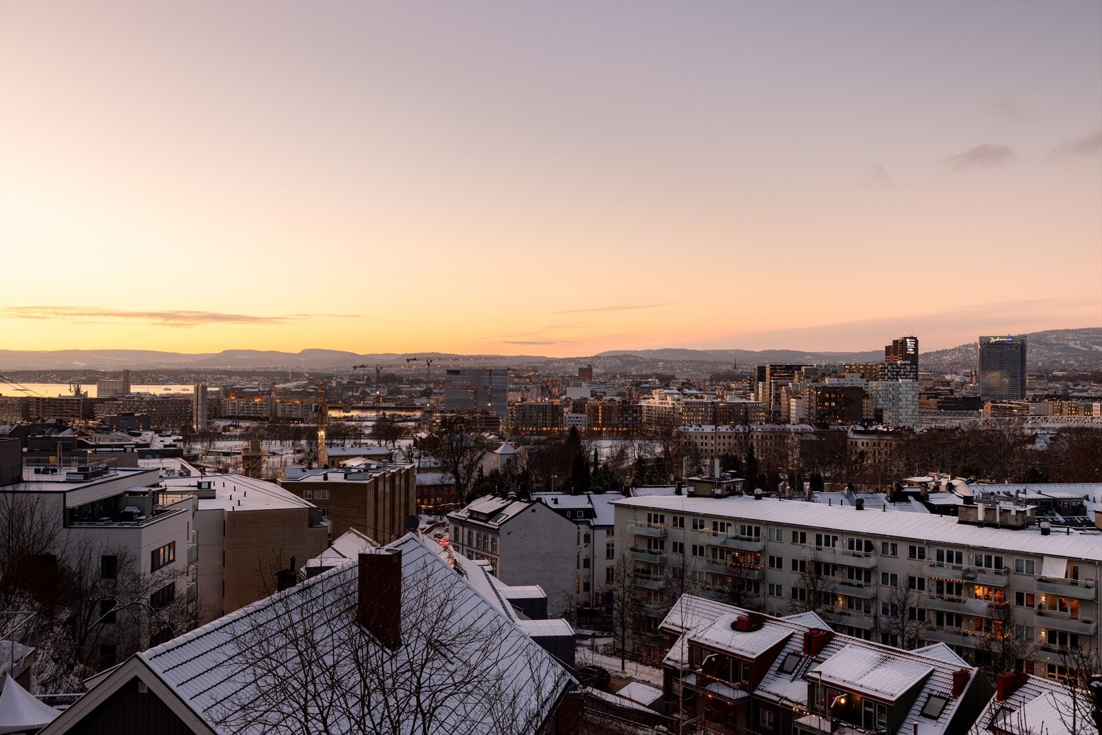 Fantastisk utsikt utover byen og fjorden. Galleribilde