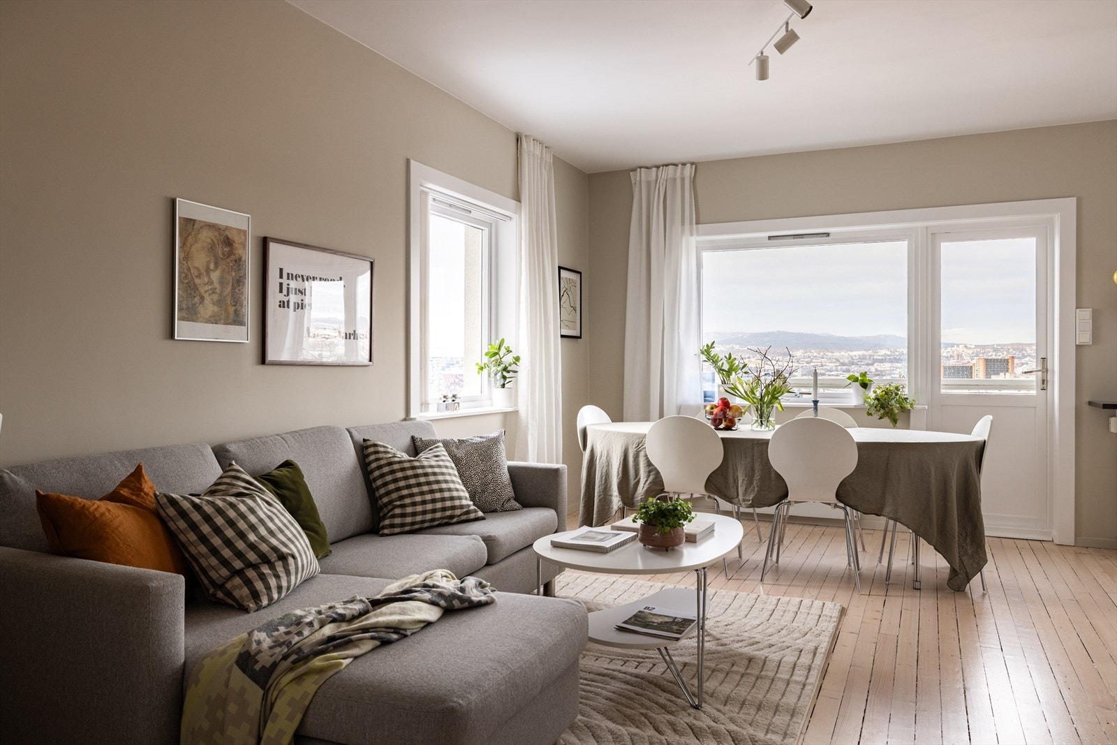 Det er gode muligheter for innredning med plass til sofa, TV-møbler og spisebord. Galleribilde