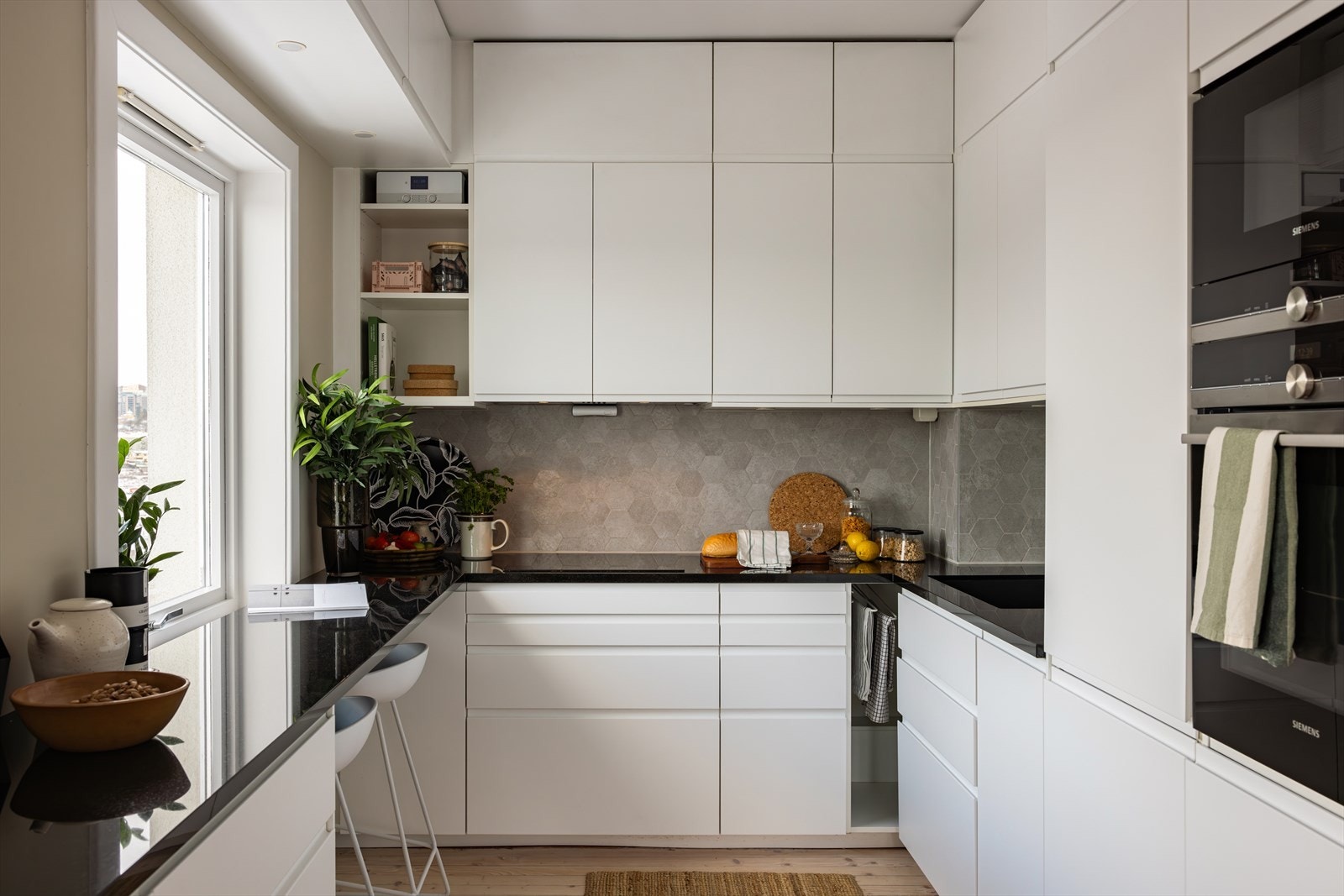 Kjøkkenet er fra 2016 med stilrene, hvite fronter og lekker benkeplate av stein. Galleribilde