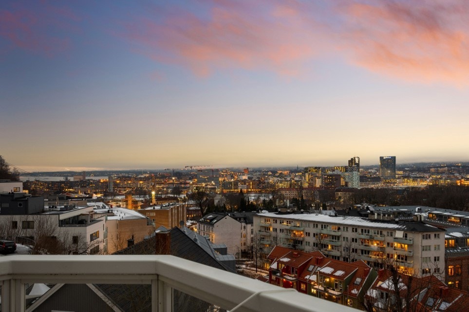 Nyt solnedgangen fra denne fine balkongen. Galleribilde