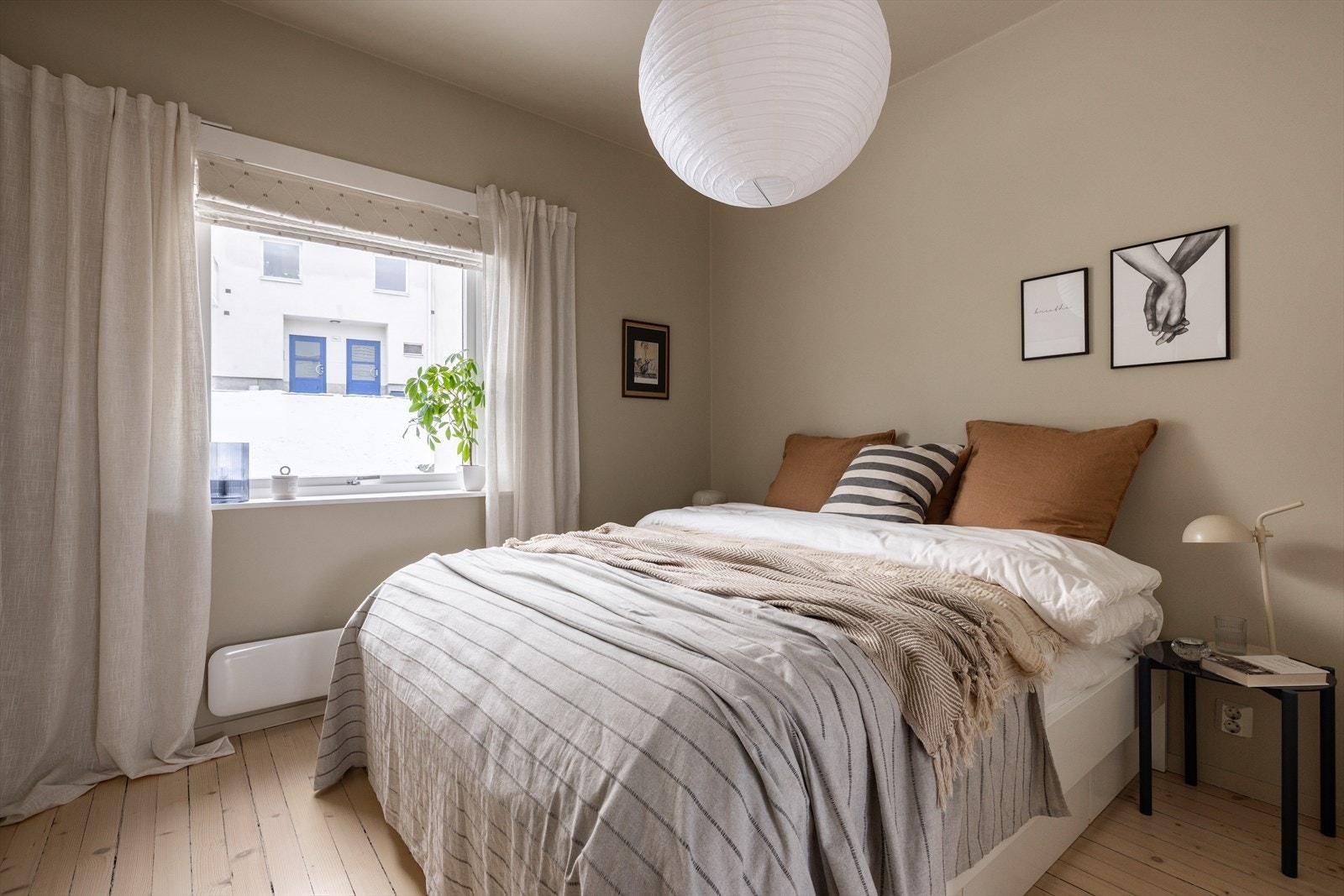 Romslig soverom med plass til dobbeltseng og tilhørende møblement. Galleribilde