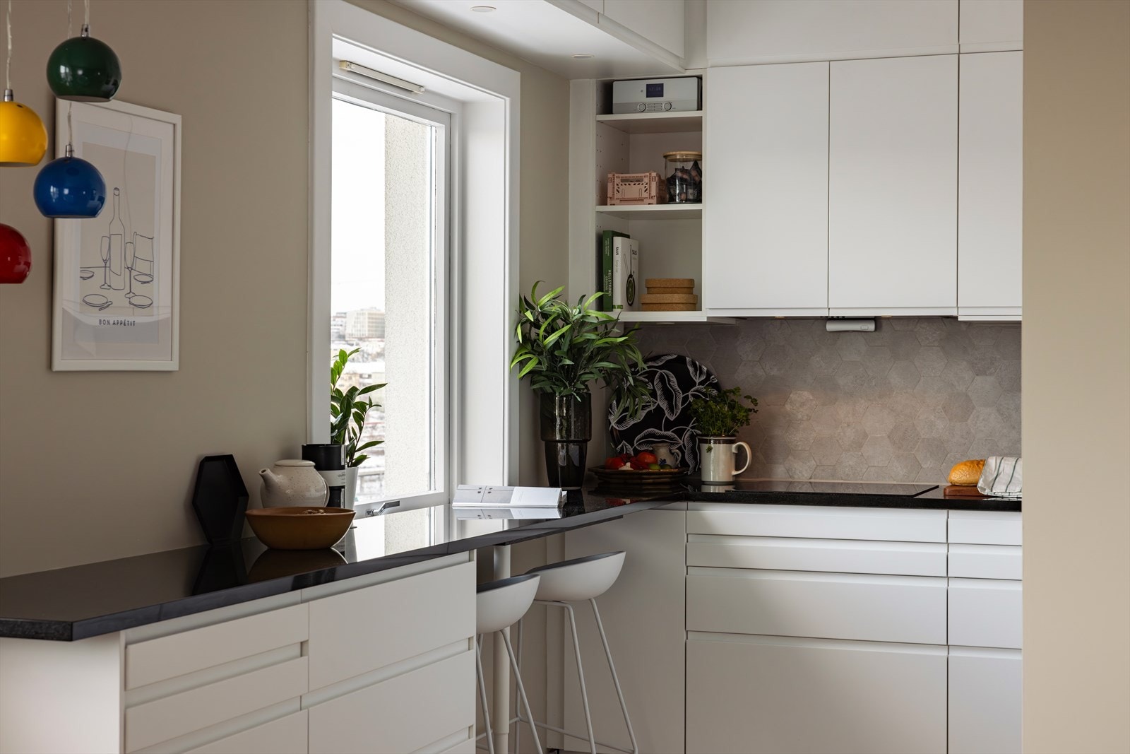 Kjøkkenet er utstyrt med alt av integrerte hvitevarer man trenger. Galleribilde