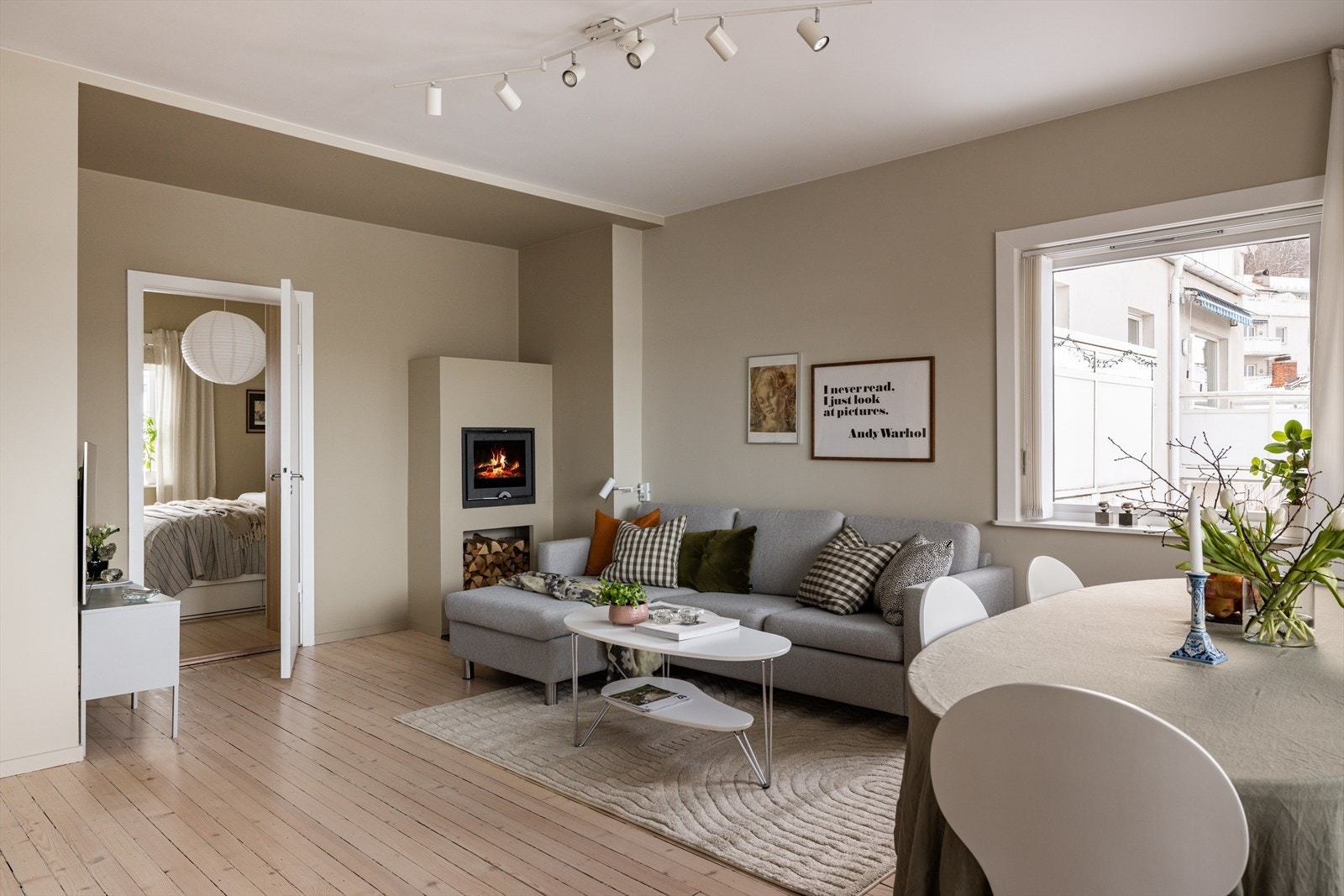 Leiligheten fremstår gjennomført med smakfull fargepalett, furugulv og store vindusflater, som gir en ekstra romslig og god atmosfære. Galleribilde