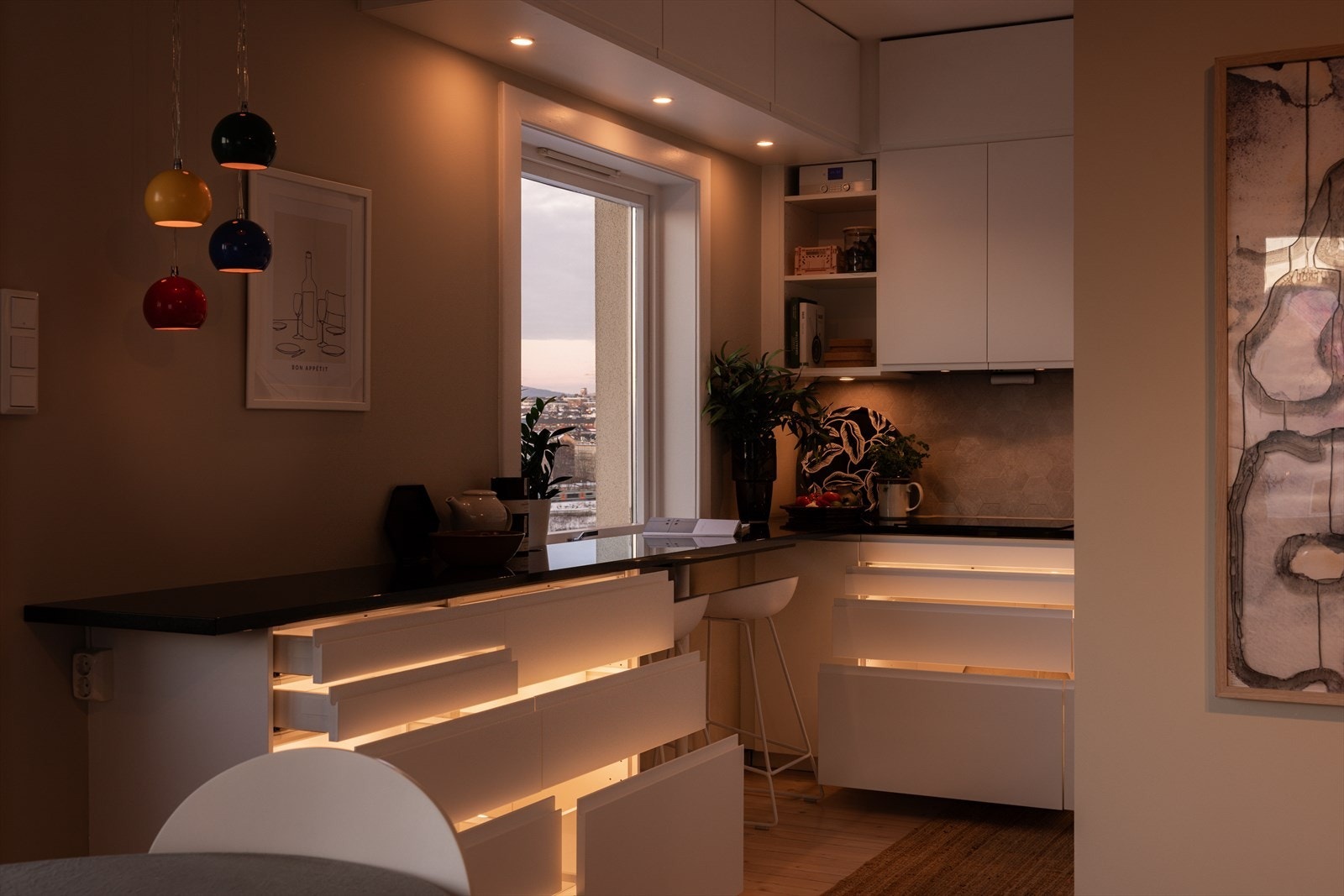 Det er installert belysning i innredningen. Galleribilde