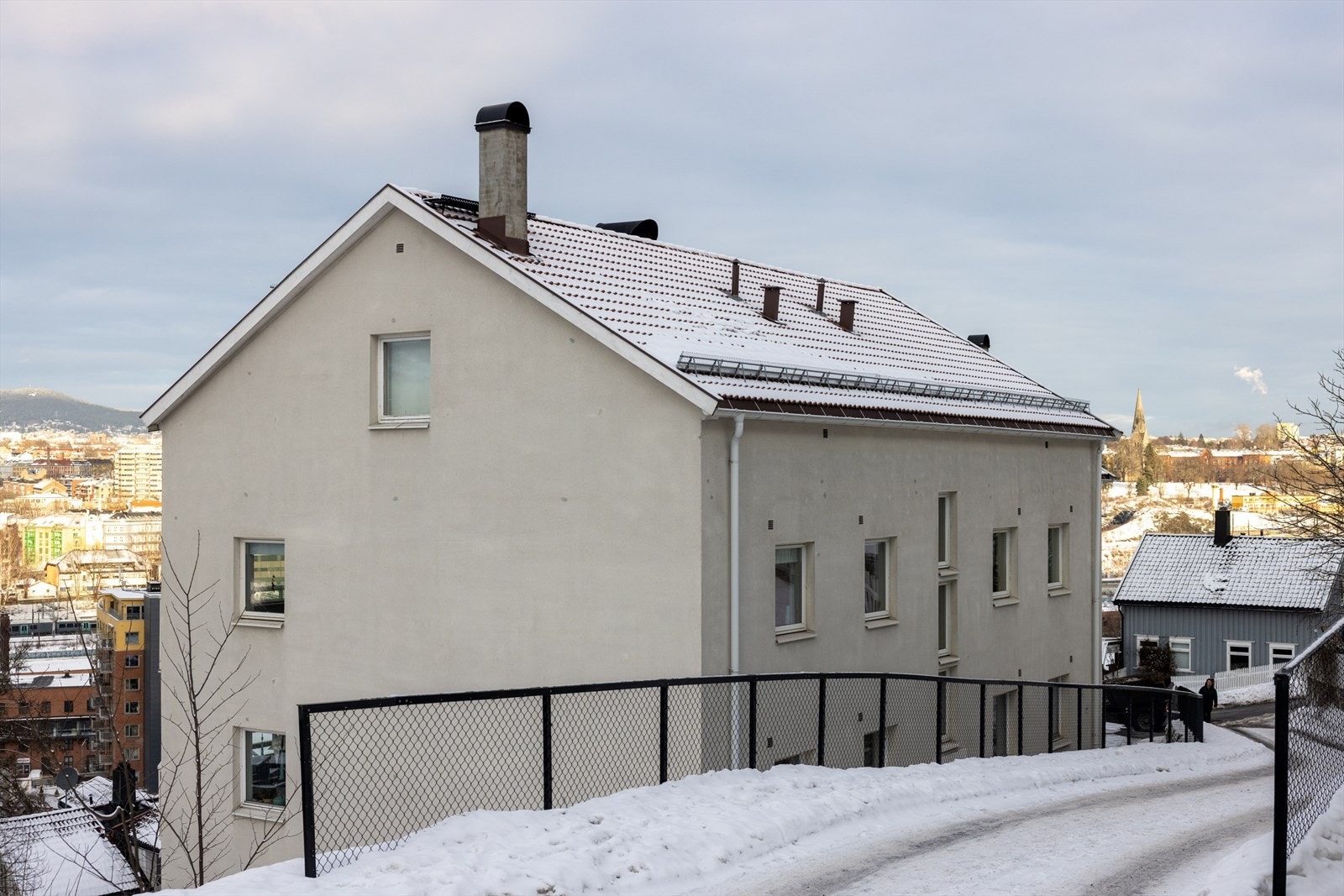 Gangavstand til Bjørvika og Oslobukta, bademuligheter på sørenga om sommeren og skiløyper på Ekebergsletta vinterstid. Galleribilde