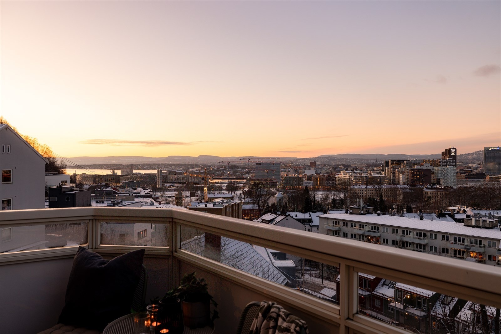 Det er fin størrelse på balkongen med plass til ulike typer utemøbler. Galleribilde