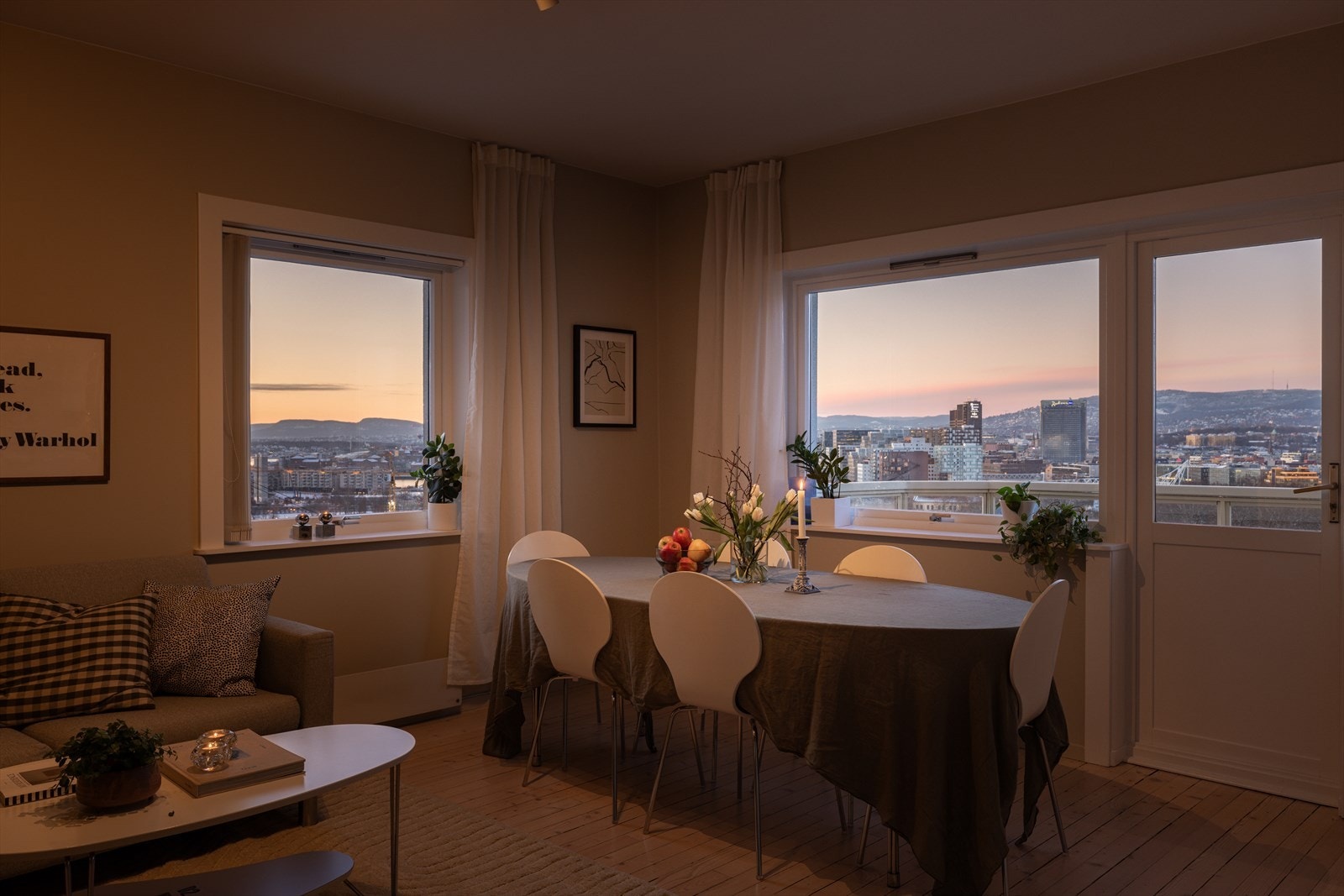 Den hjørnebeliggende plasseringen i bygget gir gode lysforhold og en luftig atmosfære. Galleribilde