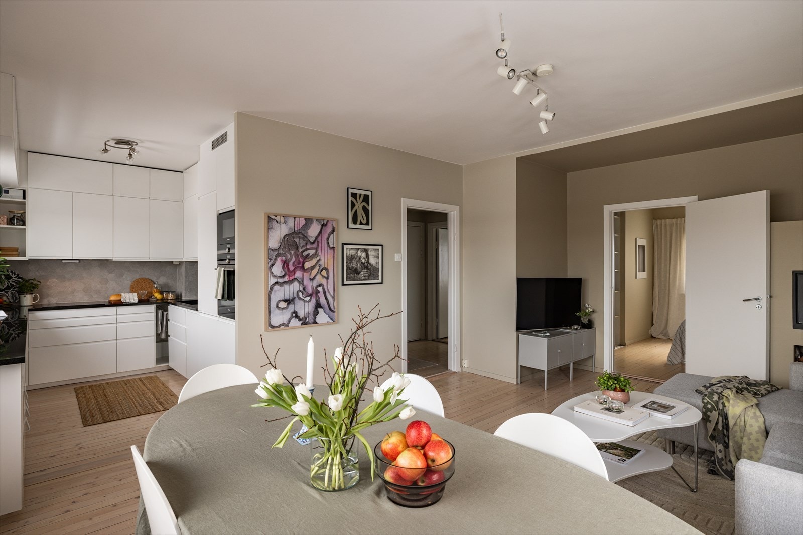 Stue og kjøkken er kombinert i en åpen og sosial løsning, noe som skaper et innbydende oppholdsrom. Galleribilde