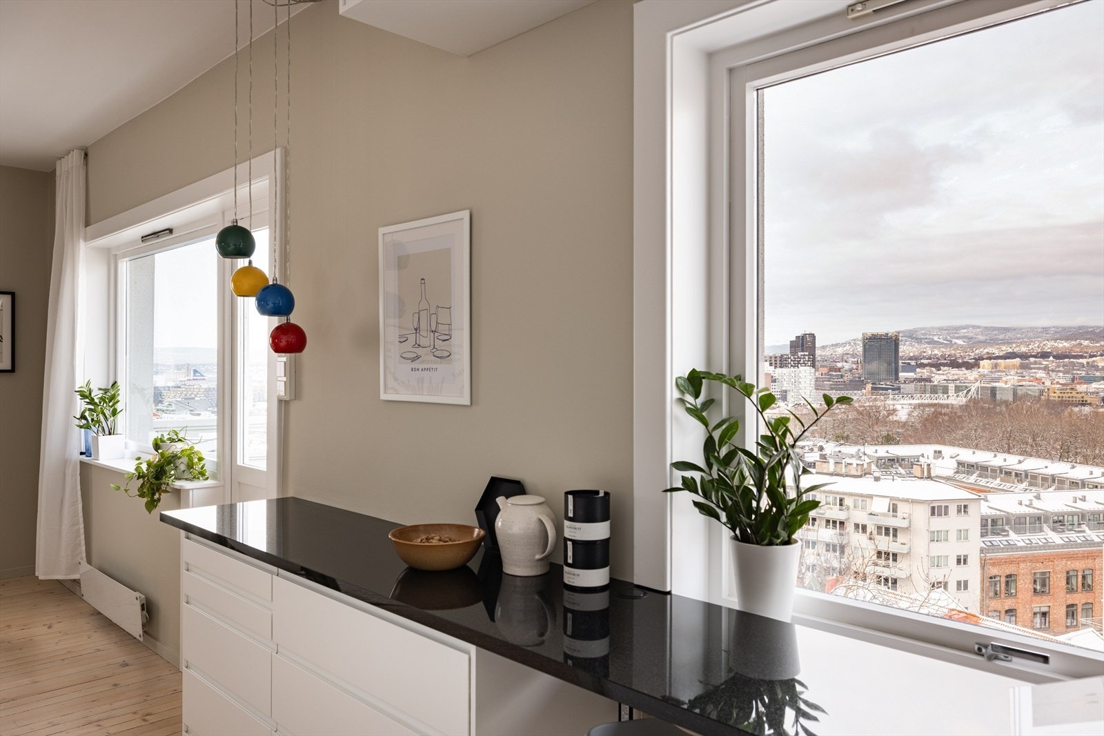 Fra kjøkkenet har man i tillegg en fantastisk utsikt over Oslo by mens man kokkelerer. Galleribilde