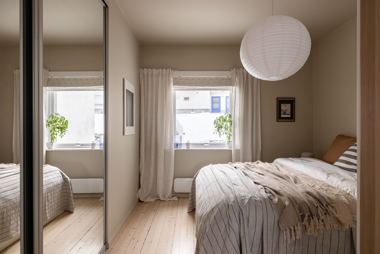 Det er gode lagringsmuligheter i medfølgende skyvedørsgarderobe. Galleribilde