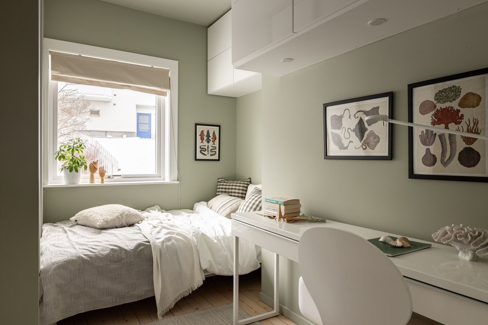 Flott og allsidig soverom med plass til seng og tilhørende møbler. Galleribilde