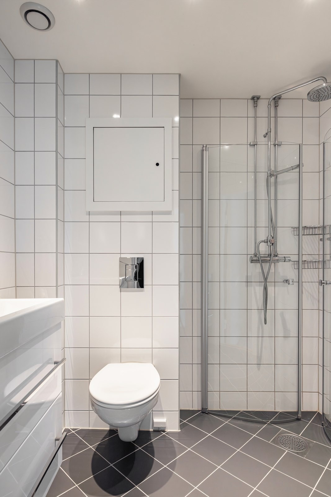 Badet ble pusset opp i 2014 og har stilrene fliser samt behagelig gulvvarme. Galleribilde