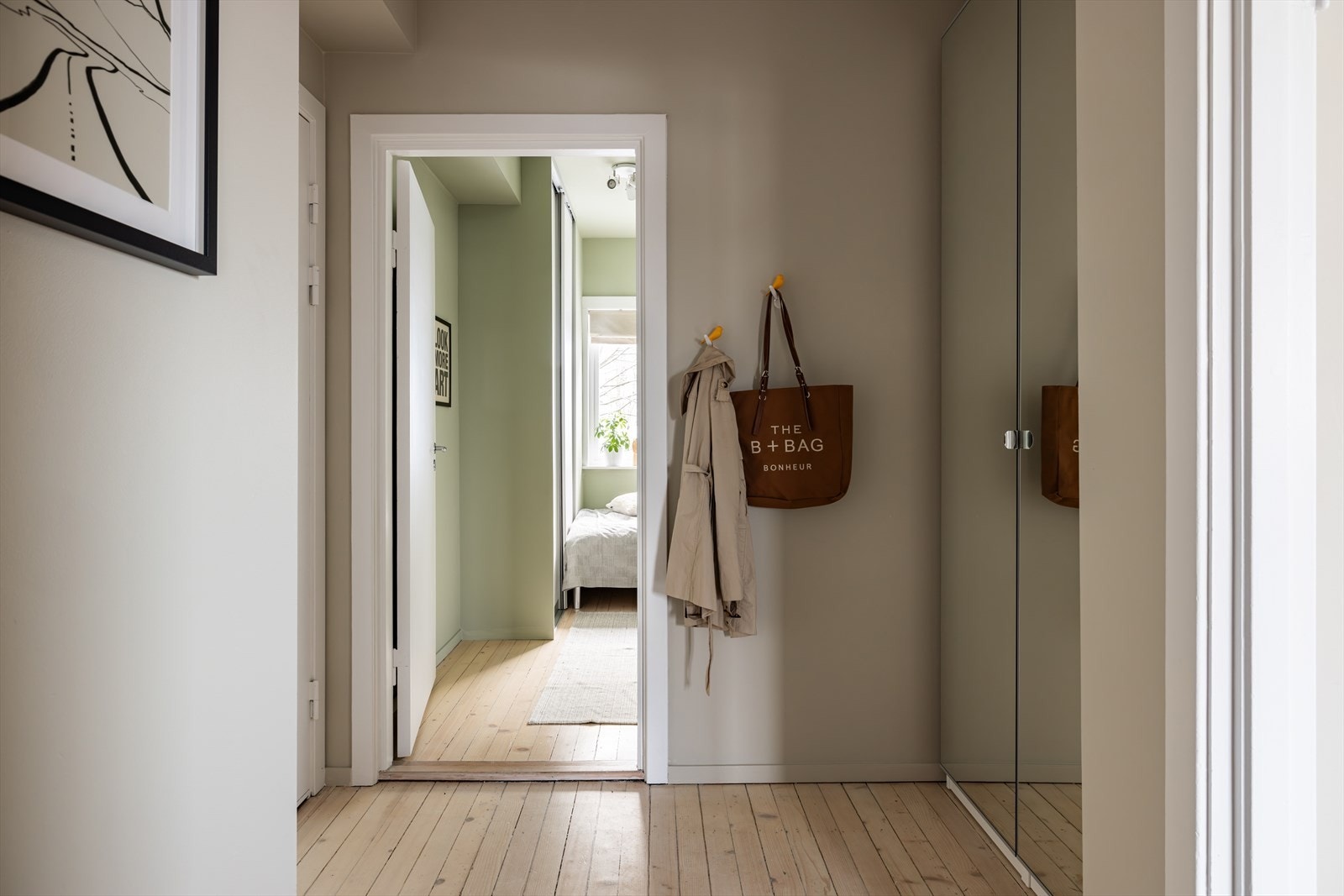 I tillegg disponerer leiligheten to boder i fellesarealene. Galleribilde