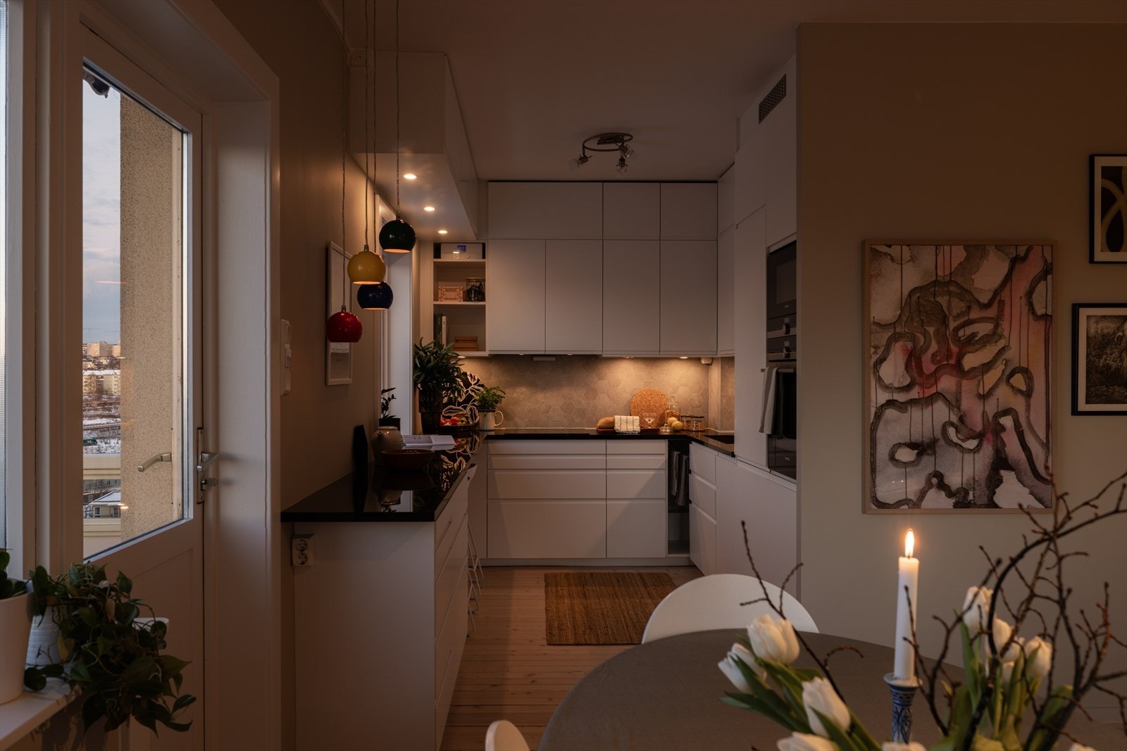 Moderne og funksjonelt kjøkken med rikelig skap- og benkeplass. Galleribilde