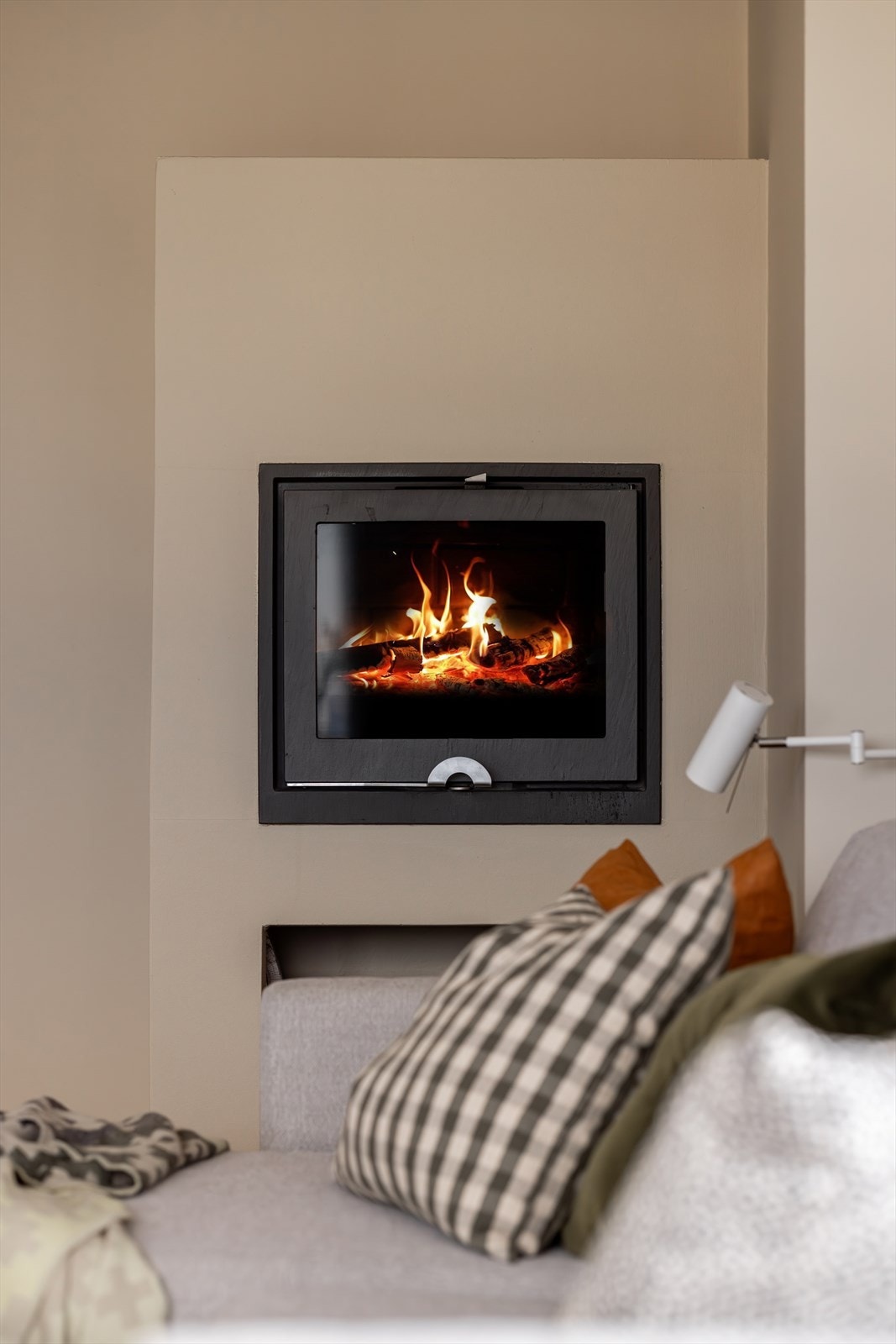 En moderne peis i rommet sørger for ekstra varme på kalde vinterdager. Pipeløp ble rehabilitert i 2022. Galleribilde