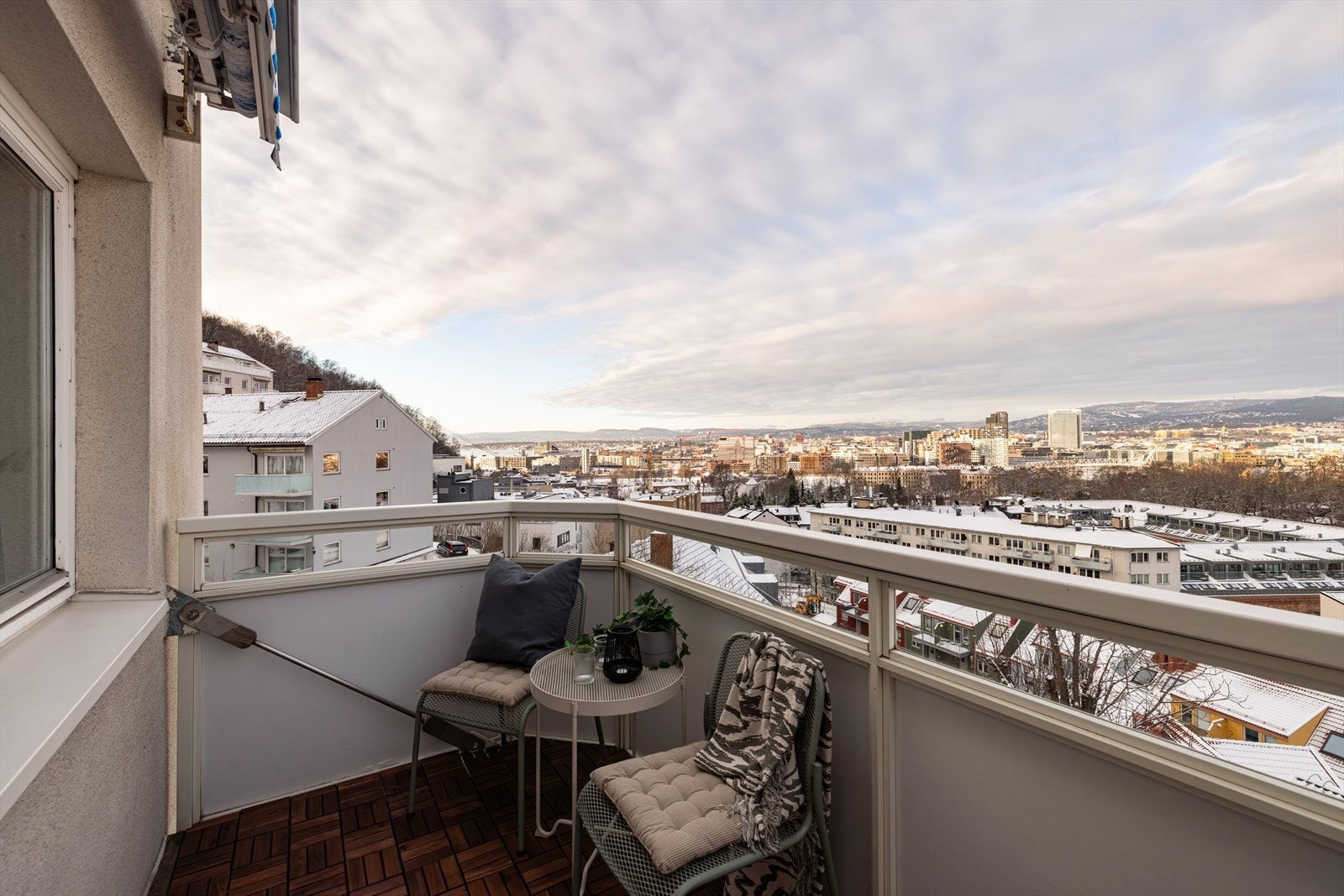 Nydelig utsiktsleilighet med sentral, men skjermet beliggenhet. Galleribilde