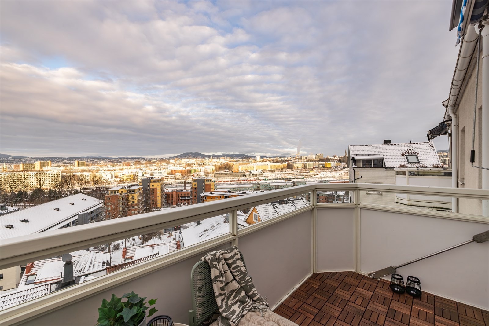 Fra stuen er det utgang til en flott nordvendt balkong på 5 m² med panoramautsikt over hele byen. Galleribilde