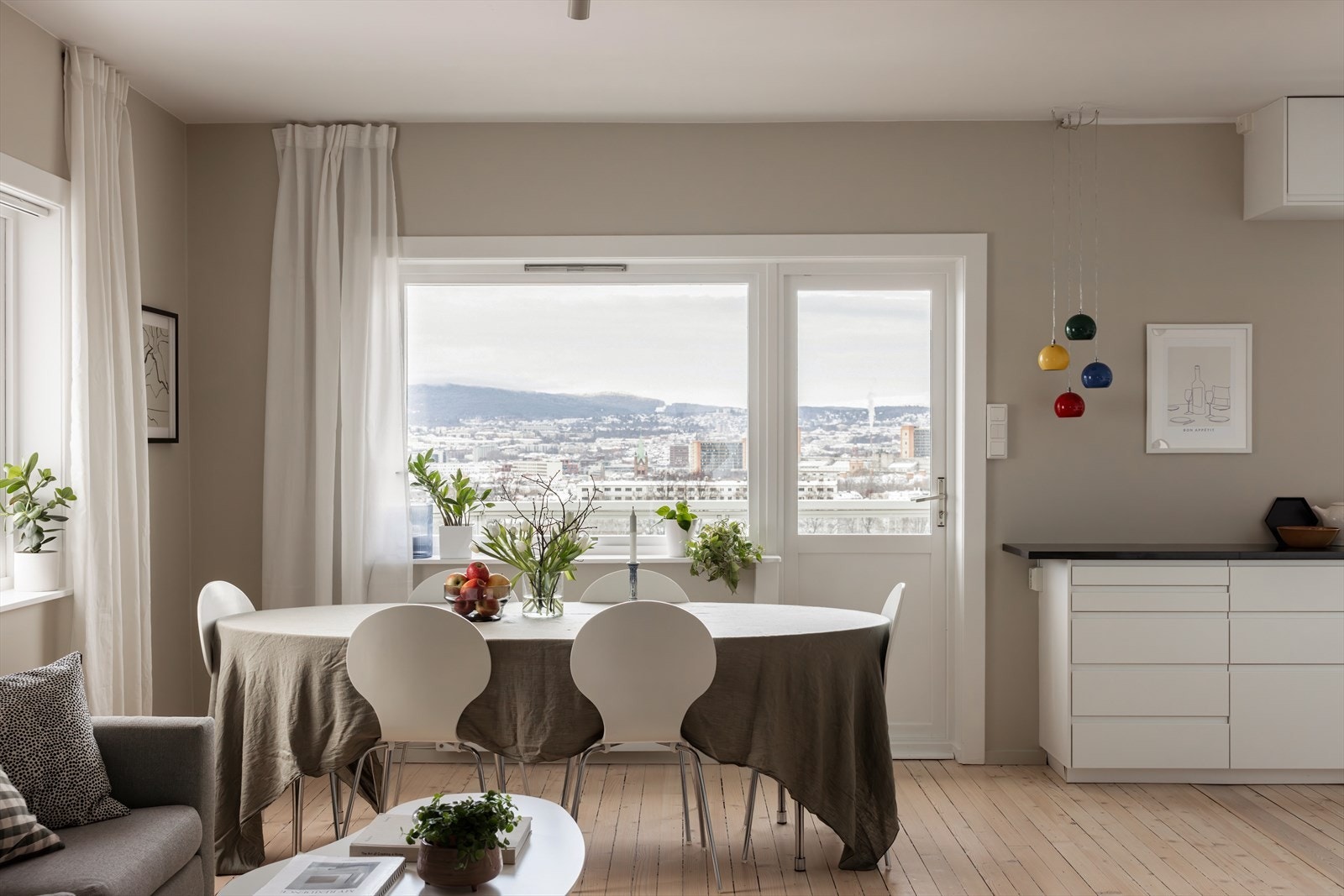 Den lyse og hyggelige stuen har store vindusflater som sikrer gode lysforhold. Galleribilde