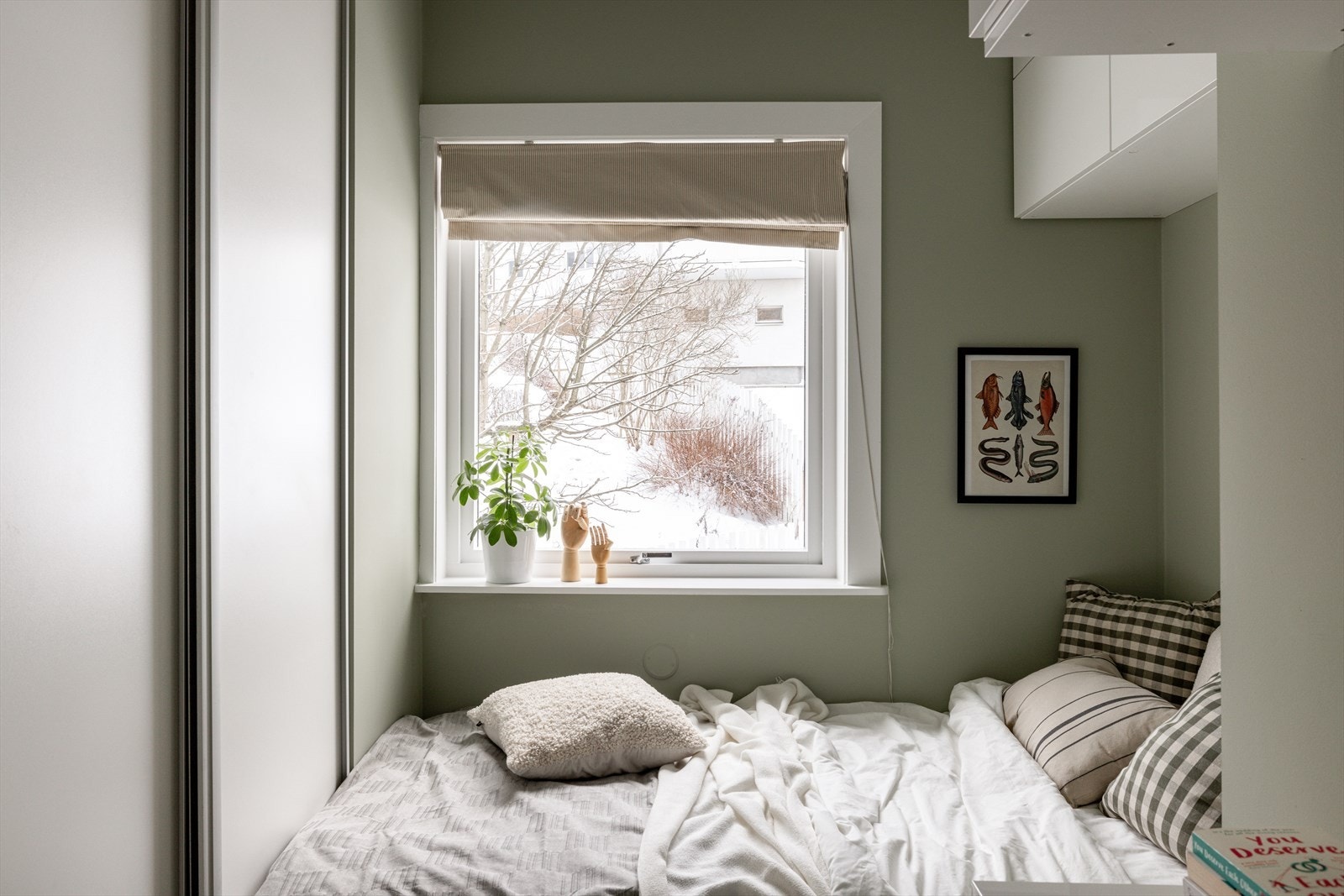 Skyvedørsgarderobe medfølger, og det er god oppgaveringsplass i skapene. Galleribilde