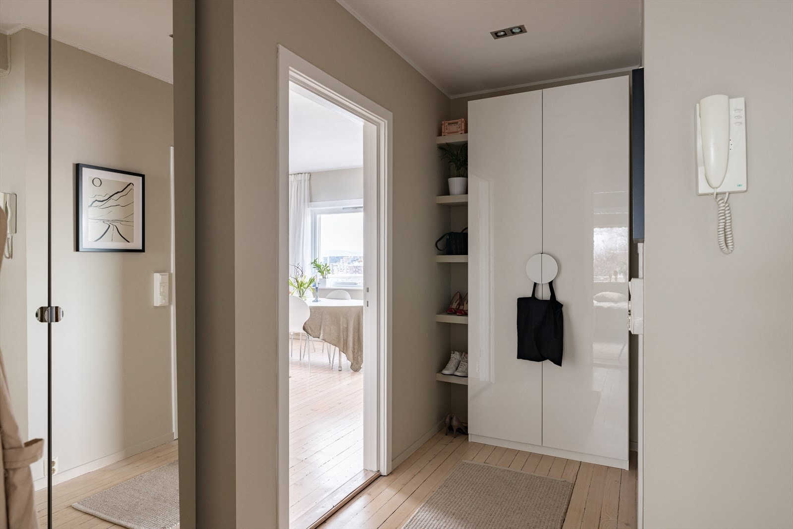 Innbyende entré med god plass til å henge opp yttertøy og oppbevare sko i det medfølgende garderobeskapet. Galleribilde