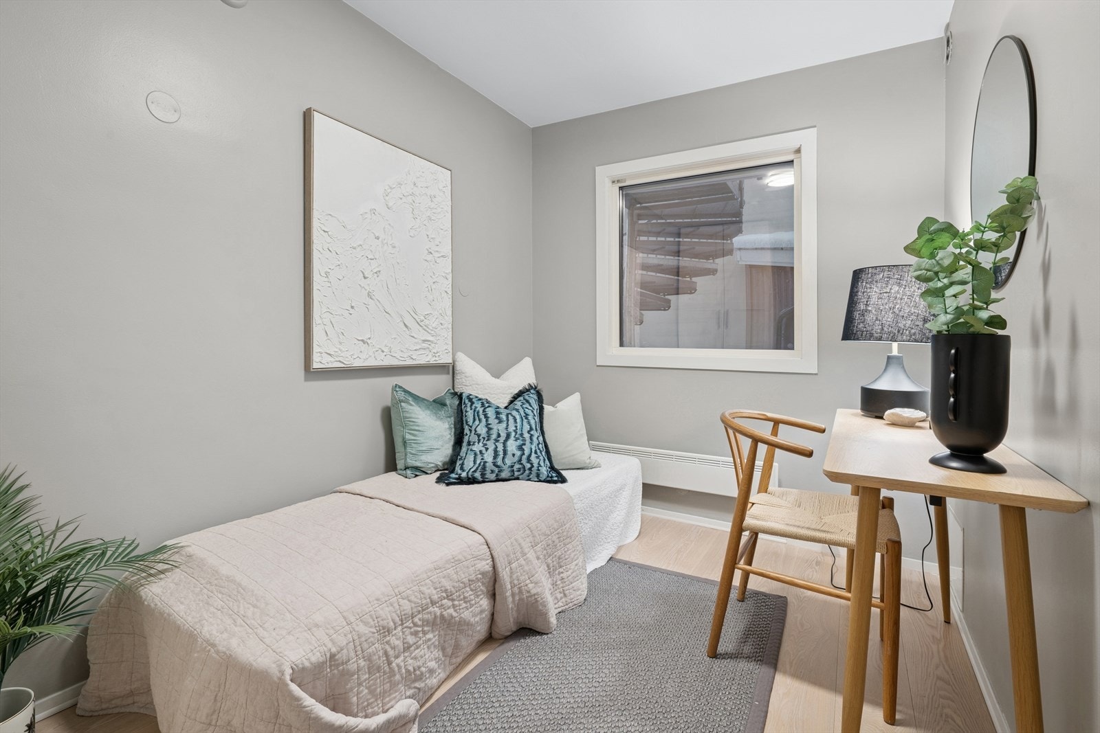 Soverom 3: Opprinnelig kjøkken har blitt innredet som soverom - dette rommet har fastkarmvindu, se pkt. "ferdigattest" i salgsoppgaven. Galleribilde