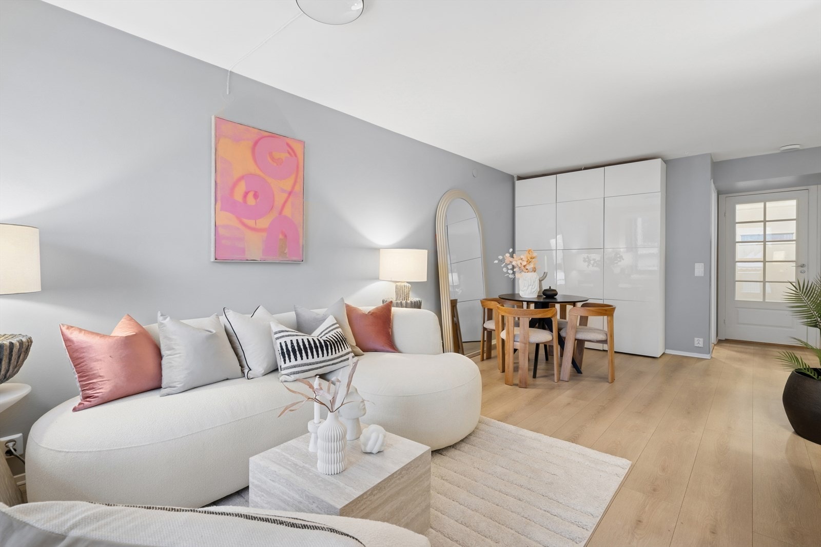 Leiligheten byr på en stor stueavdeling med god møbleringsfrihet. Galleribilde