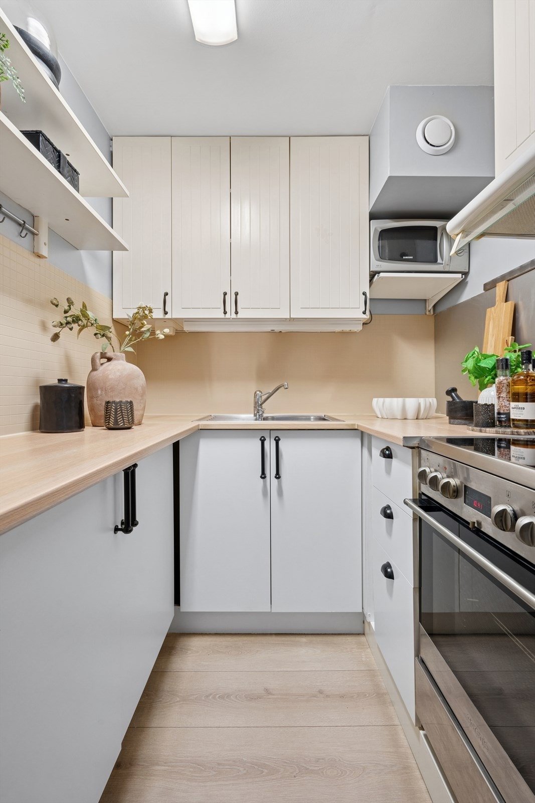 Kjøkkenet er etablert i opprinnelig bod - omgjøringen er søknadspliktig hos kommunen. Se pkt. "ferdigattest" i salgsoppgaven. Galleribilde