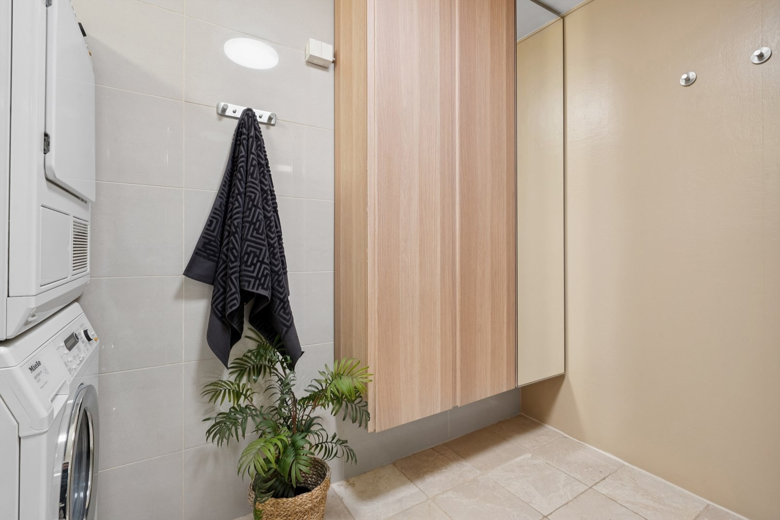 Badet har også speil og belysning over servanten, samt et praktisk veggskap. Galleribilde