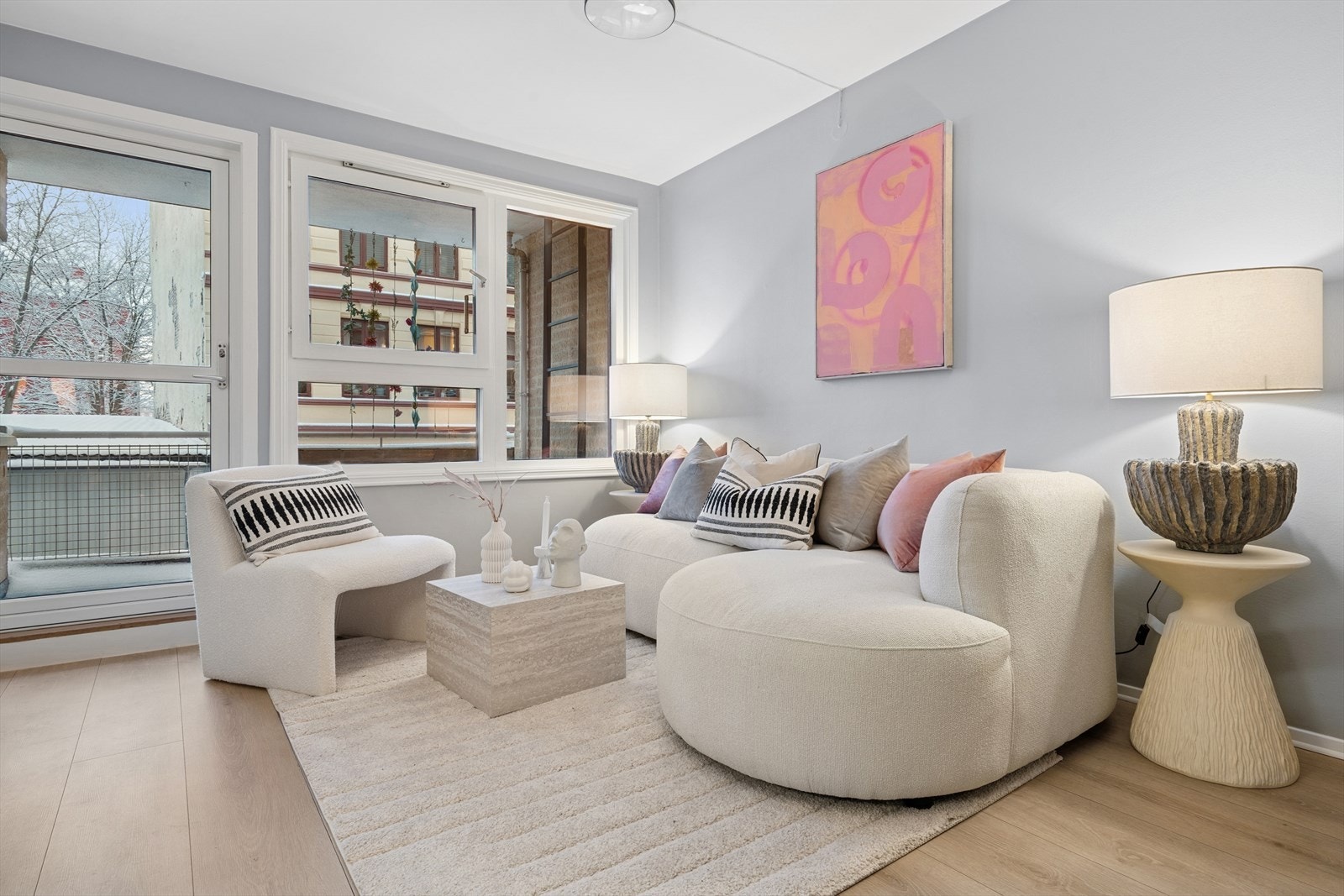 Leiligheten ligger i en høy 1. etasje med trappefri adkomst. Galleribilde