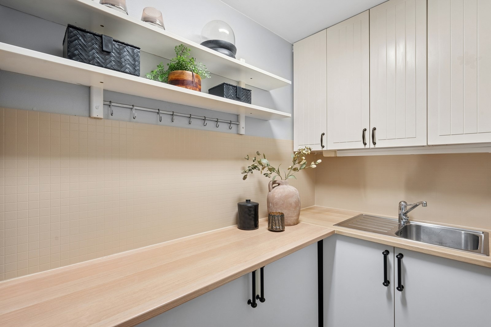 Benkeplaten er i laminat med nedfelt oppvaskkum og ettgreps blandebatteri. Galleribilde