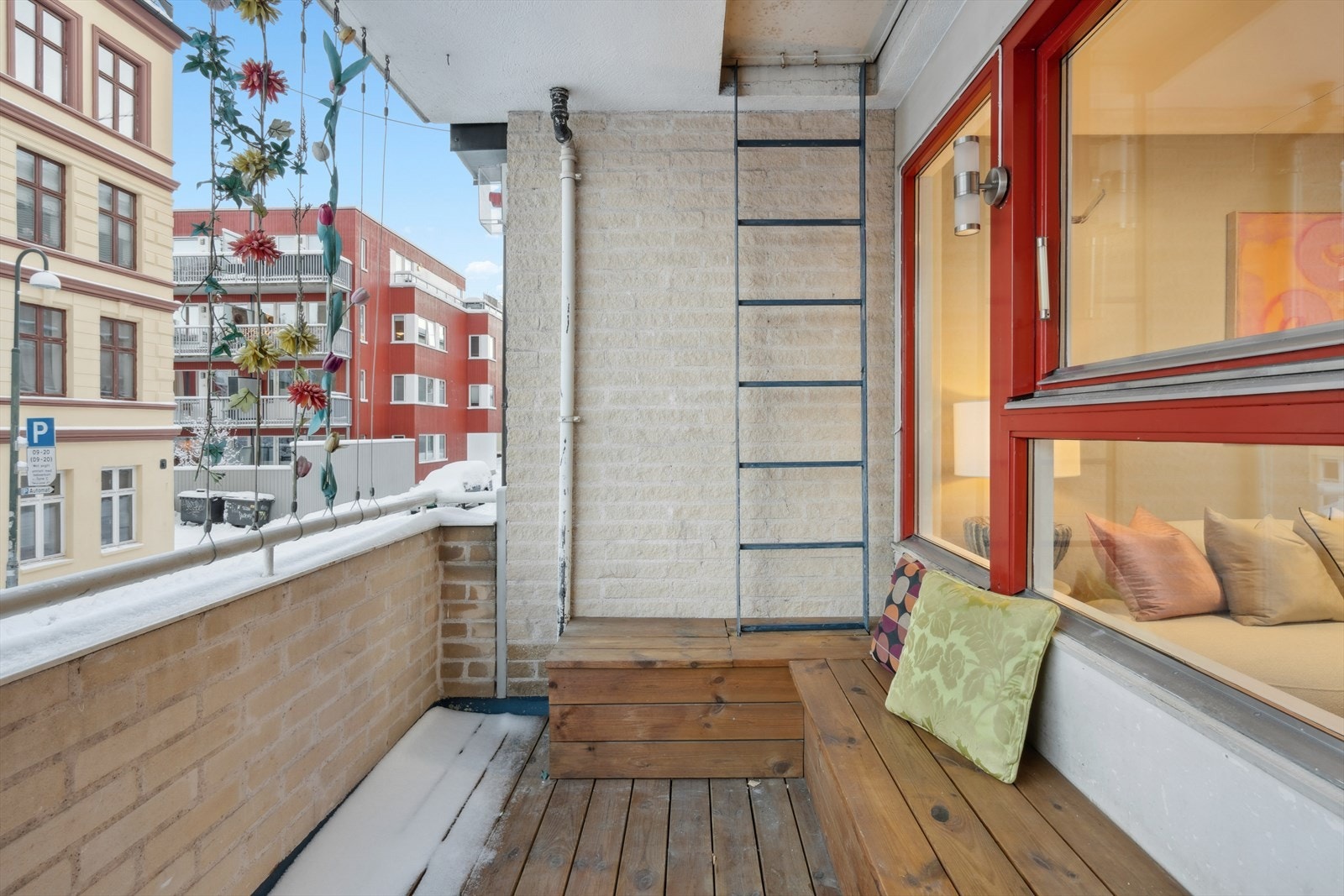 Fra stuen er det utgang til en trivelig balkong. Galleribilde